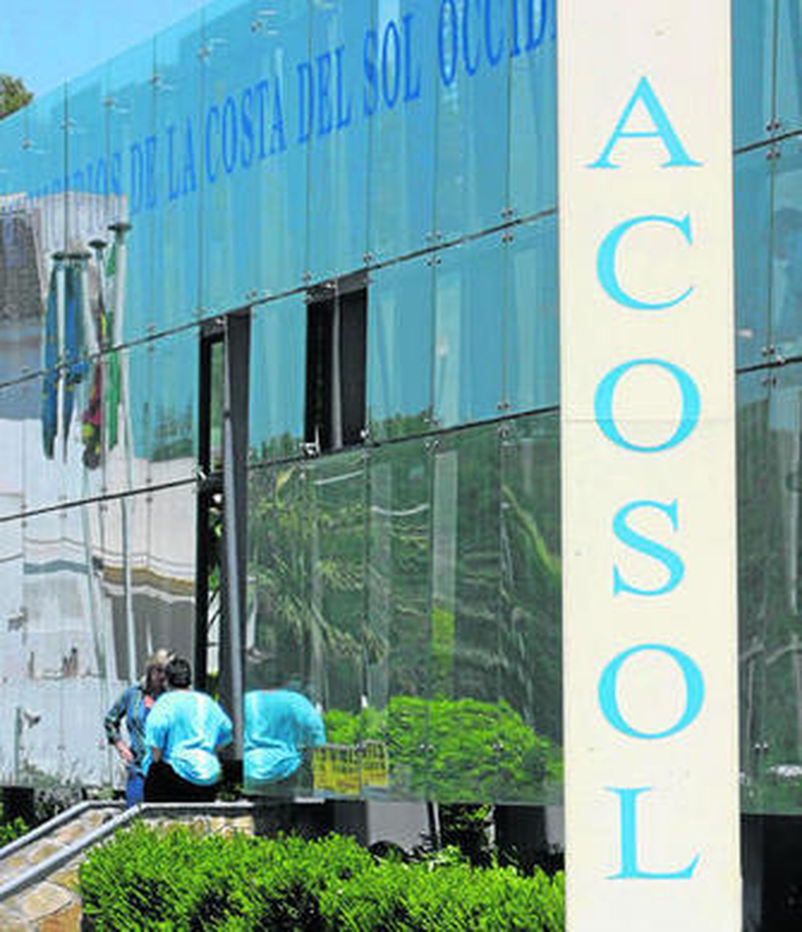 La entrada a la sede en Marbella de la empresa pública de aguas de la Costa del Sol.