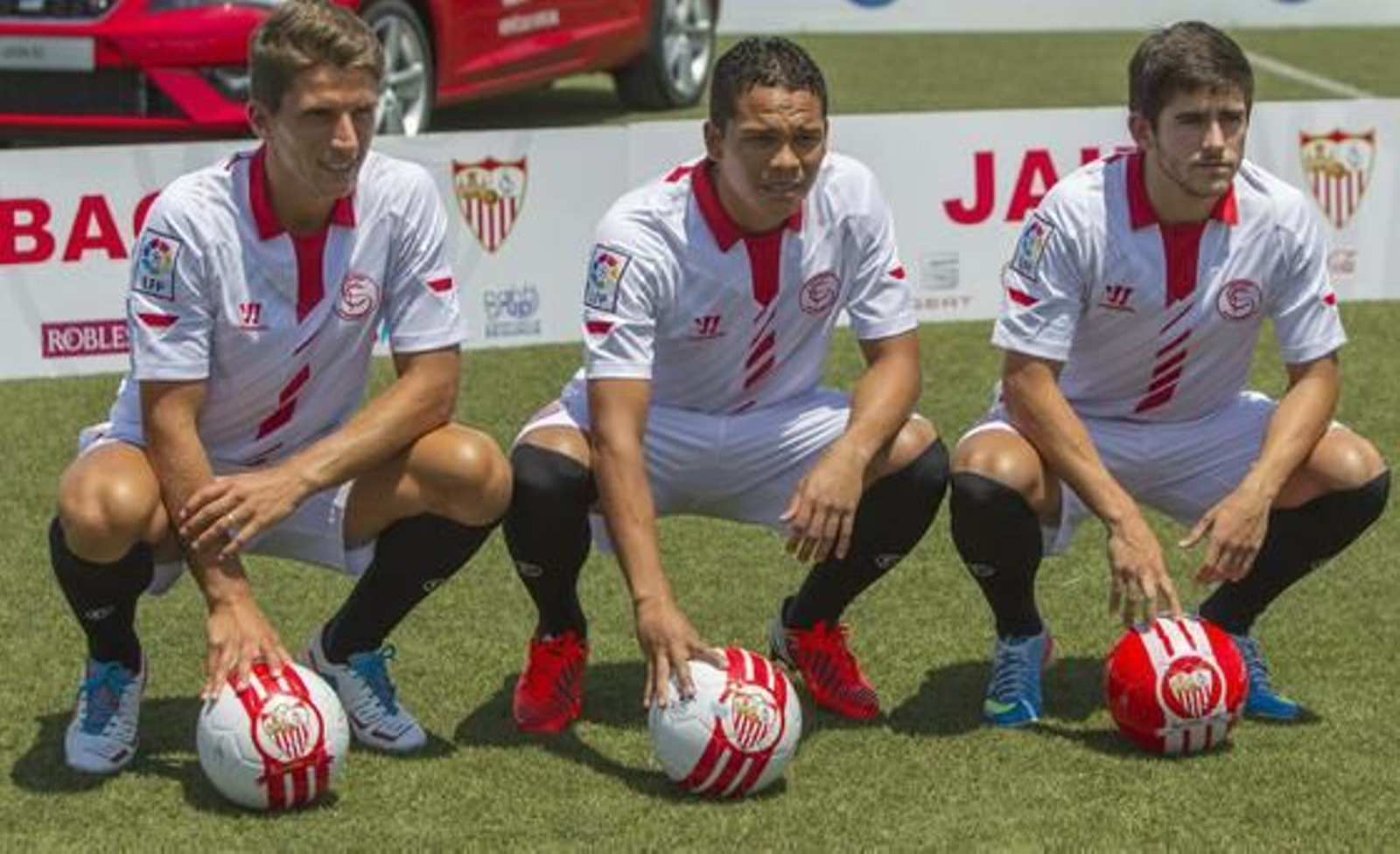Por orden, el defensa portugués, Daniel Carriço, el delantero colombiano, Carlos Bacca y el extremo cántabro, Jairo Sampeiro posan durante su presentación oficial como jugadores del Sevilla FC.

Foto: Julio Muñoz (Efe)