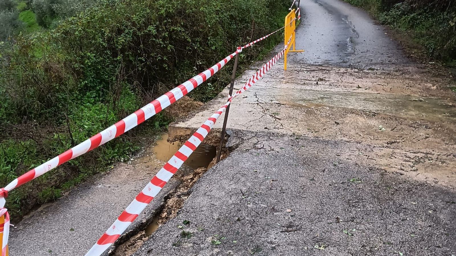 Carretera afectada por el temporal en la provincia de Cádiz.