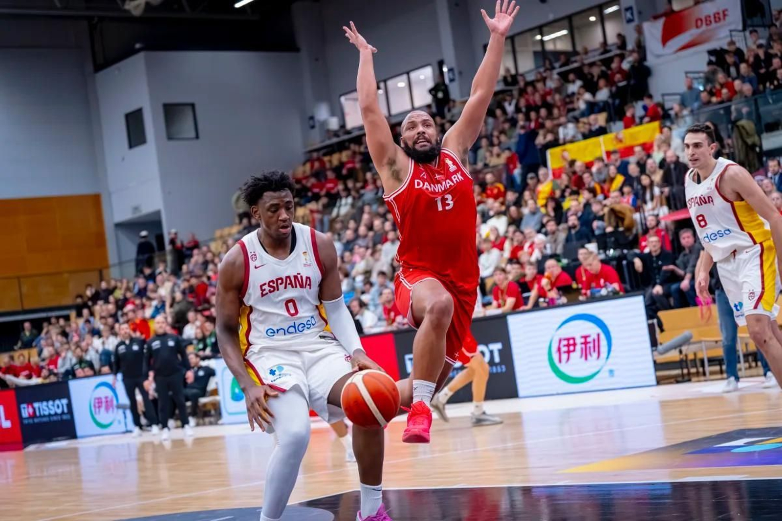 Cómodo inicio de la España de Chus Mateo con un buen Alberto Díaz