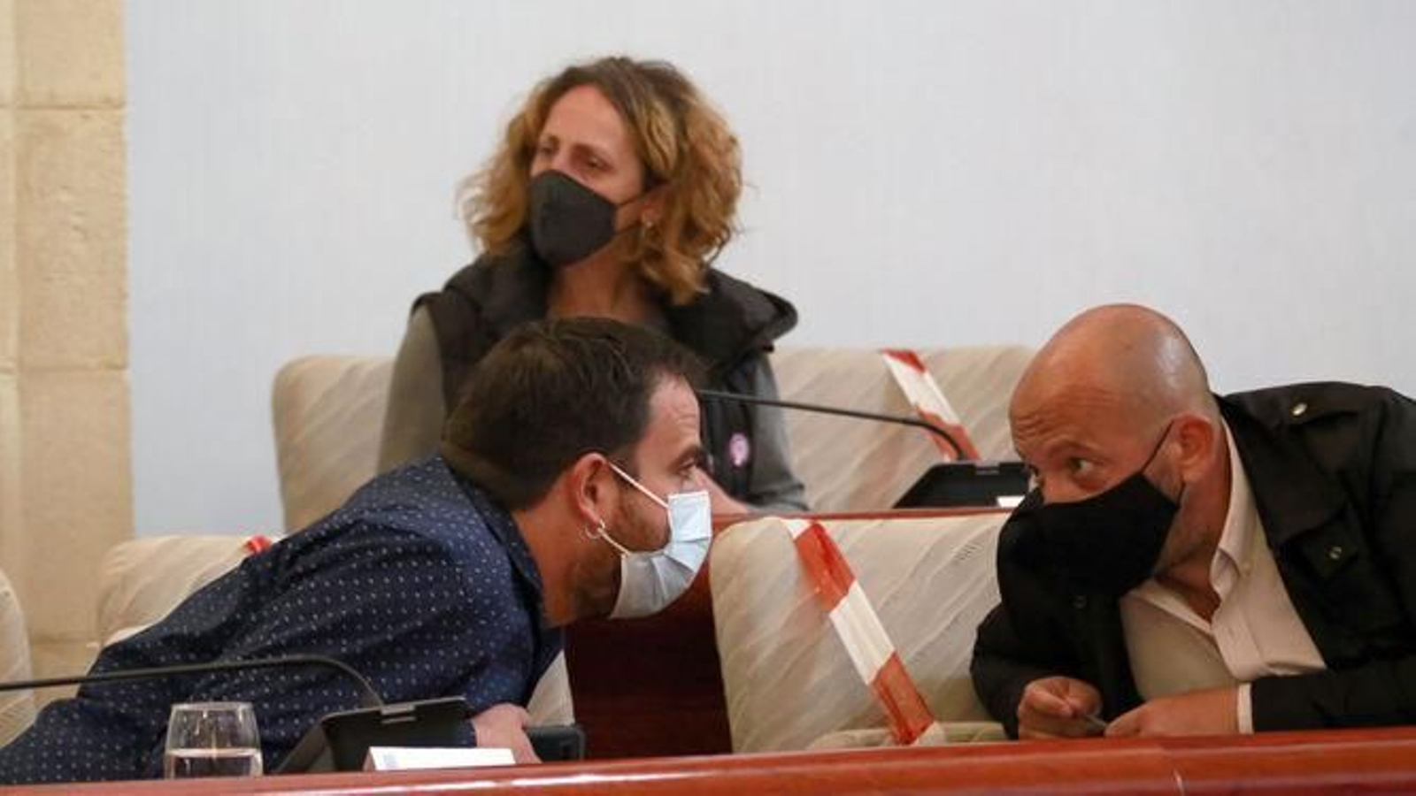 El edil de Adelante Jerez, Ángel Cardiel, (izqda) durante un pleno municipal