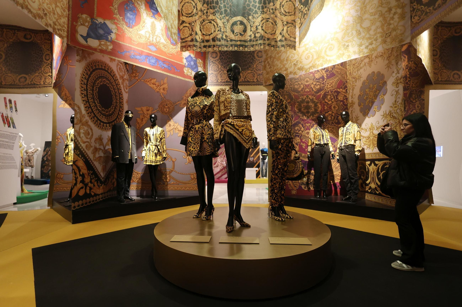 Todos los detalles de la exposición de Versace en Málaga, en imágenes