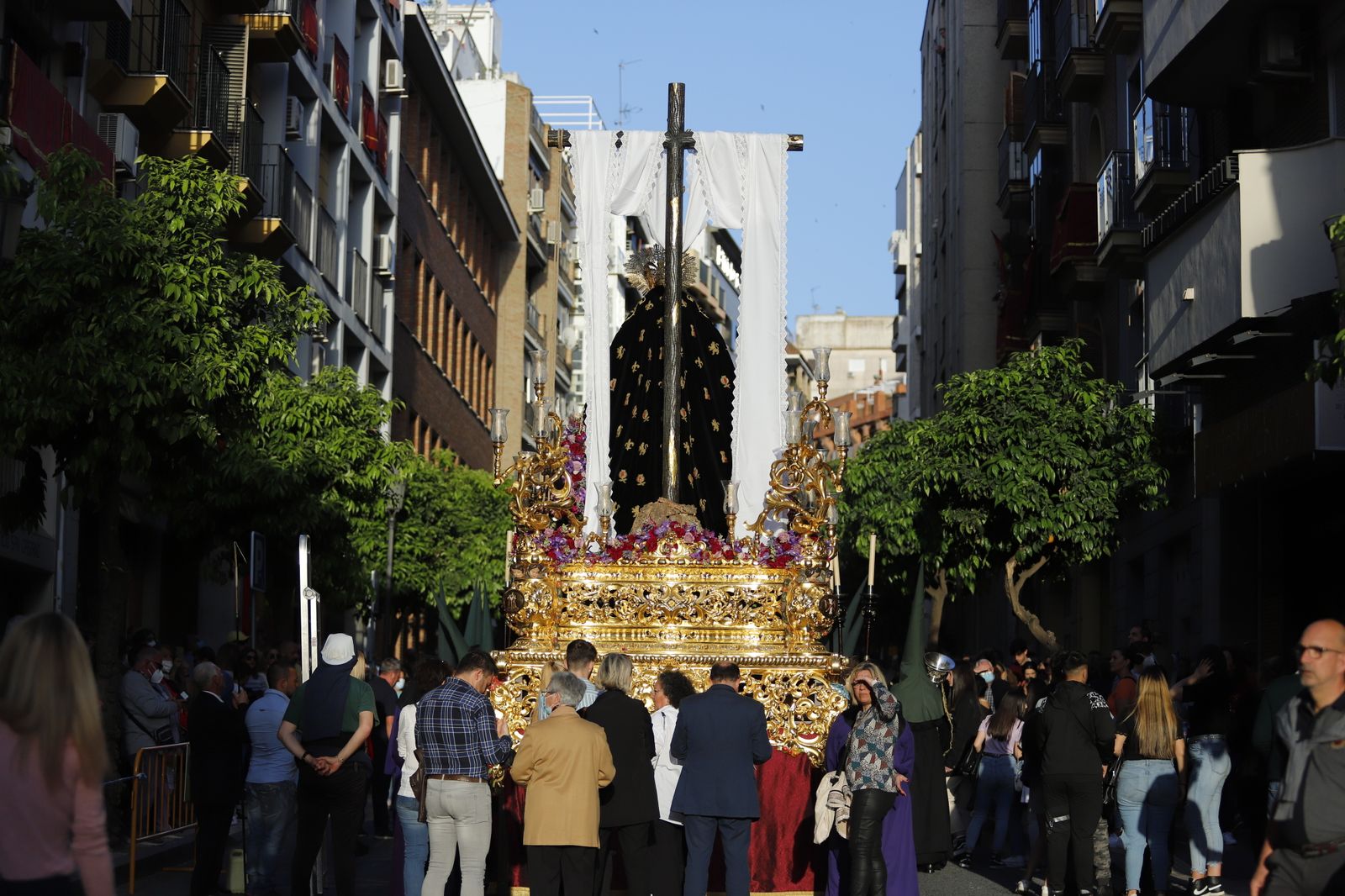 La Hermandad de la Soledad recorre las calles de Huelva en el Viernes Santo