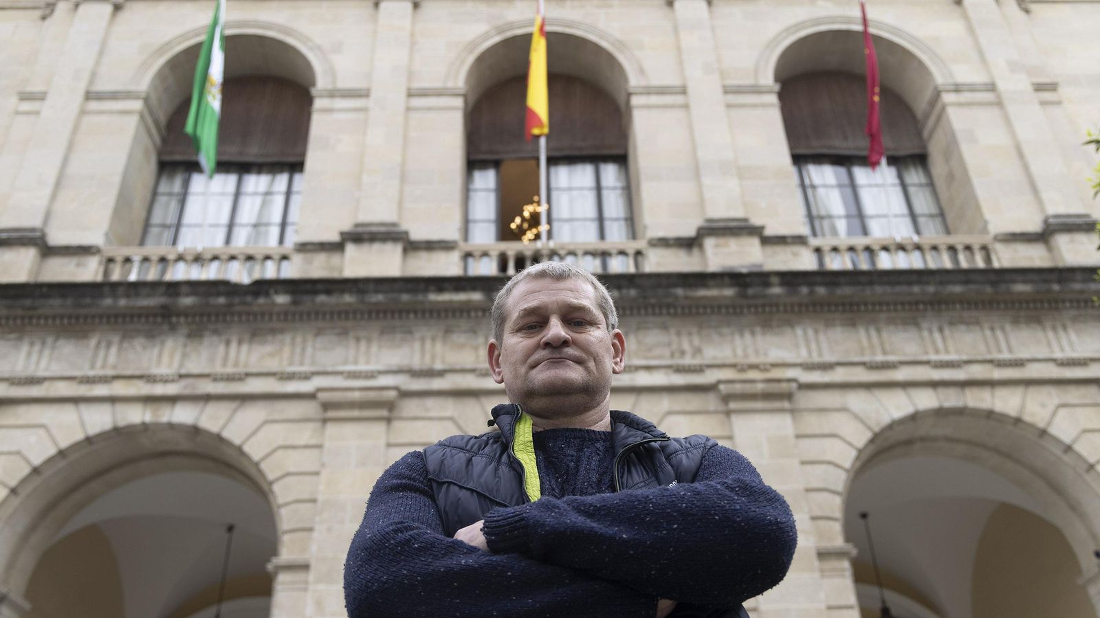 Iván Sovhyn, jardinero ucraniano, en la puerta del Ayuntamiento de Sevilla.