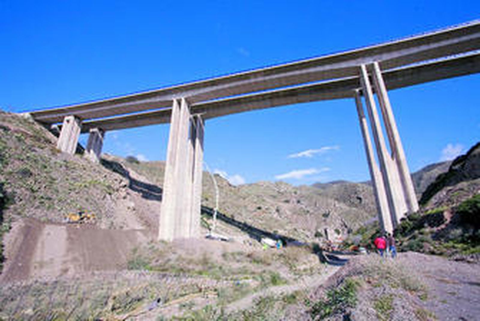 Las labores de los operarios se centraban en el pilar afectado del viaducto.