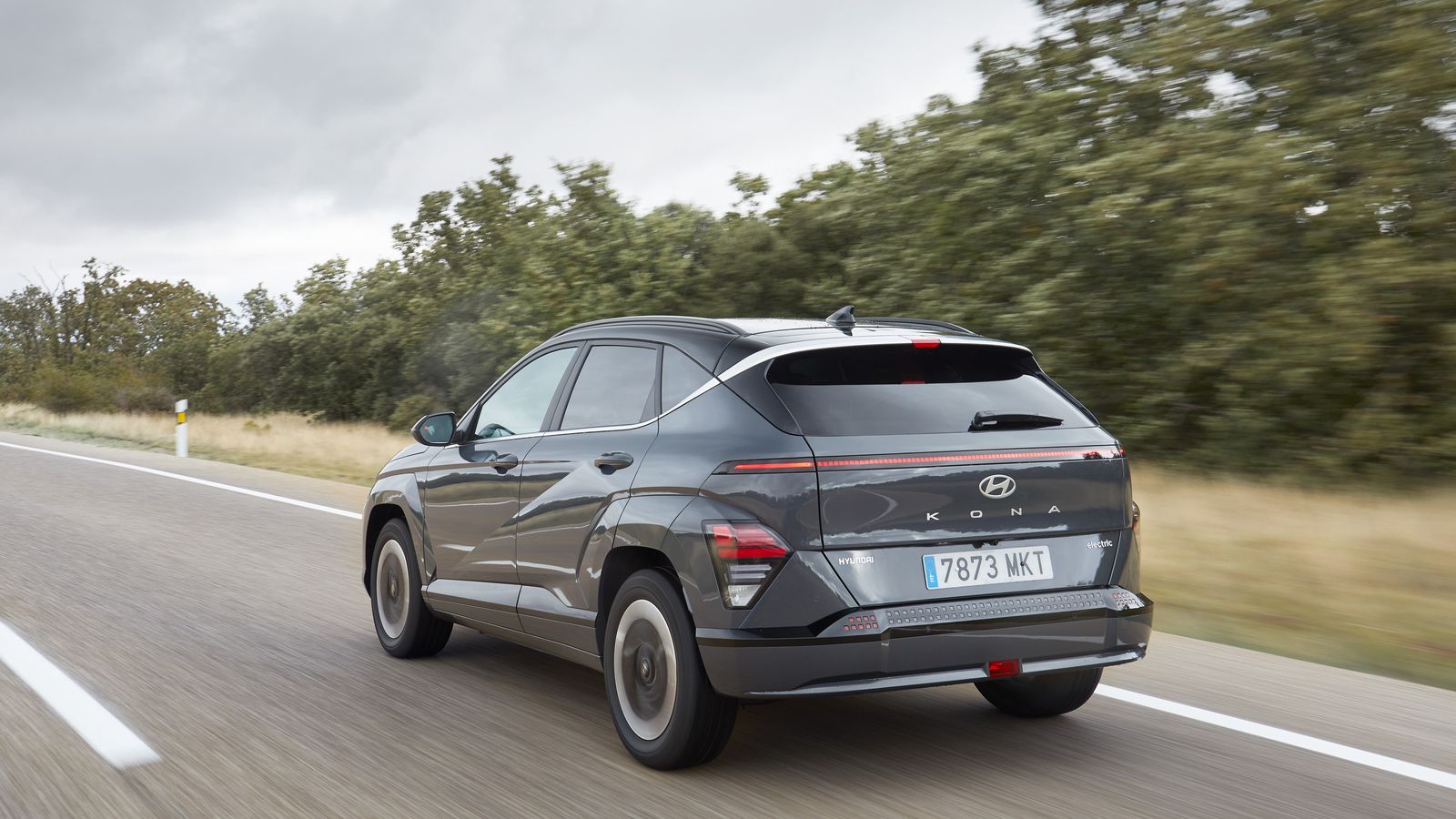 Los más de 500 km de autonomía homologada del Kona EV con la batería de 64 kWh lo ponen, junto con el Volvo C40 Recharge Single Extended Range, con batería de 82 kWh, en una clase aparte.