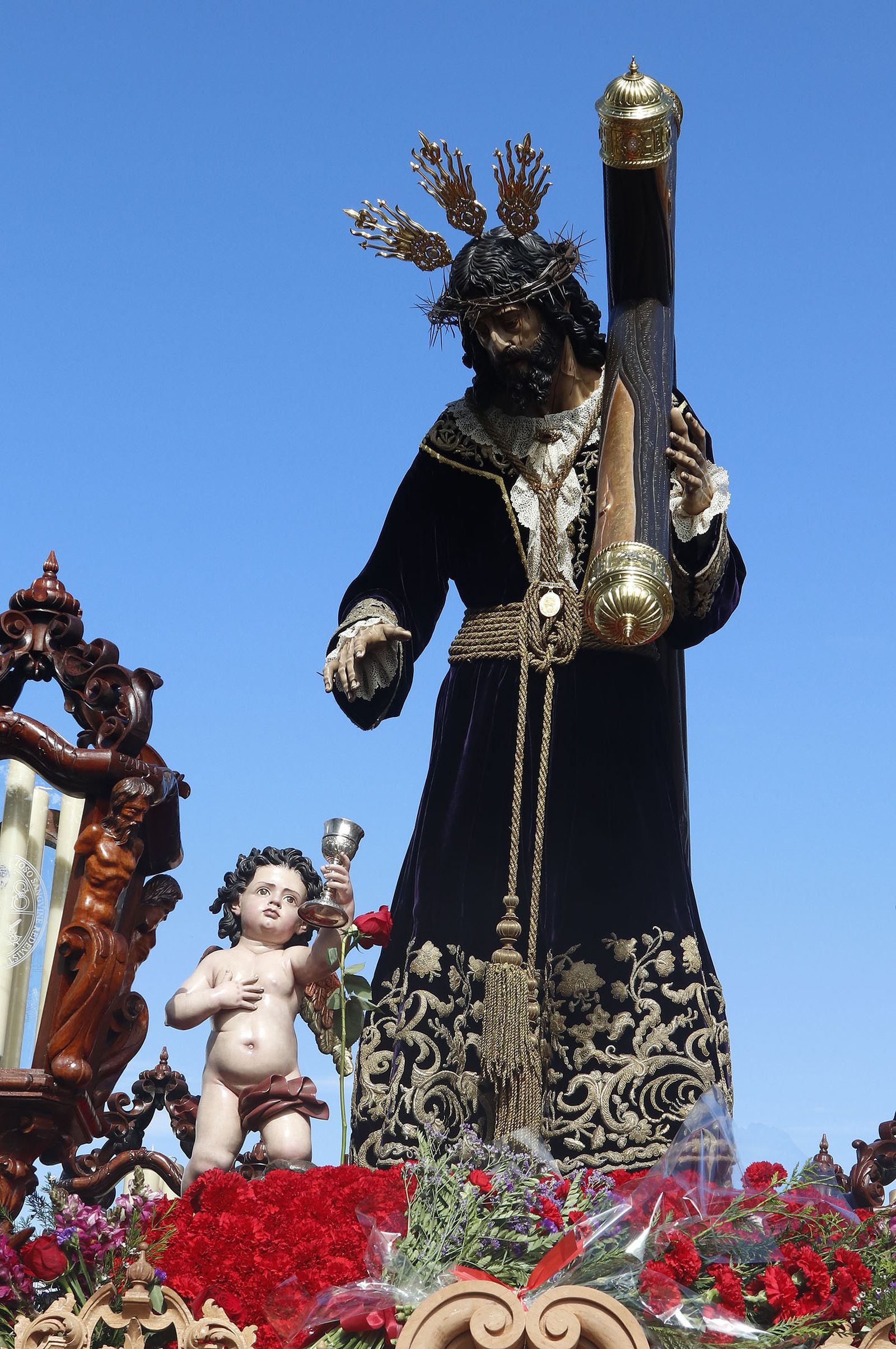 Imágenes del recorrido de la Hermandad de la Redención por las calles de Huelva