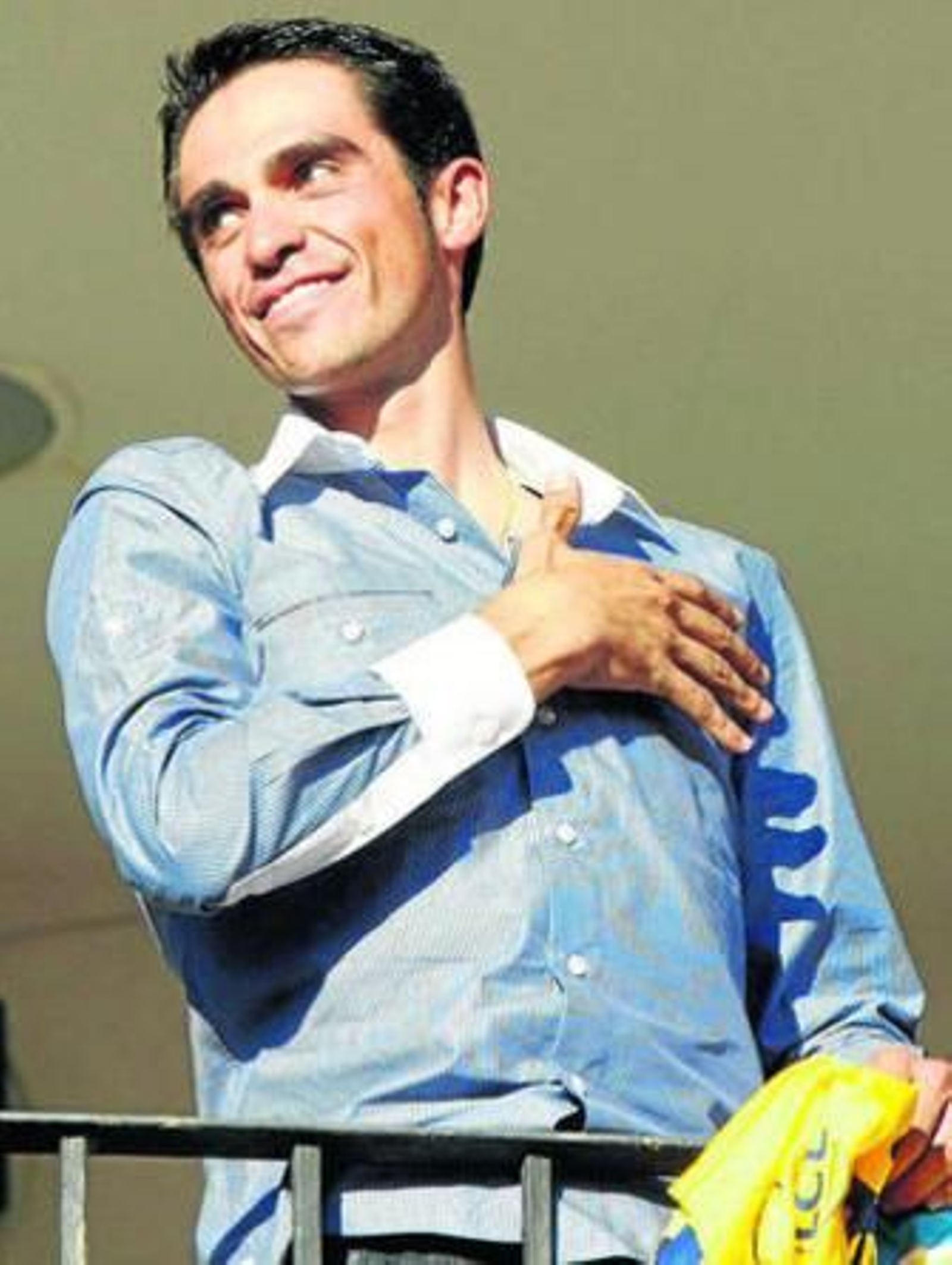 Contador saluda a sus vecinos de Pinto en su homenaje.