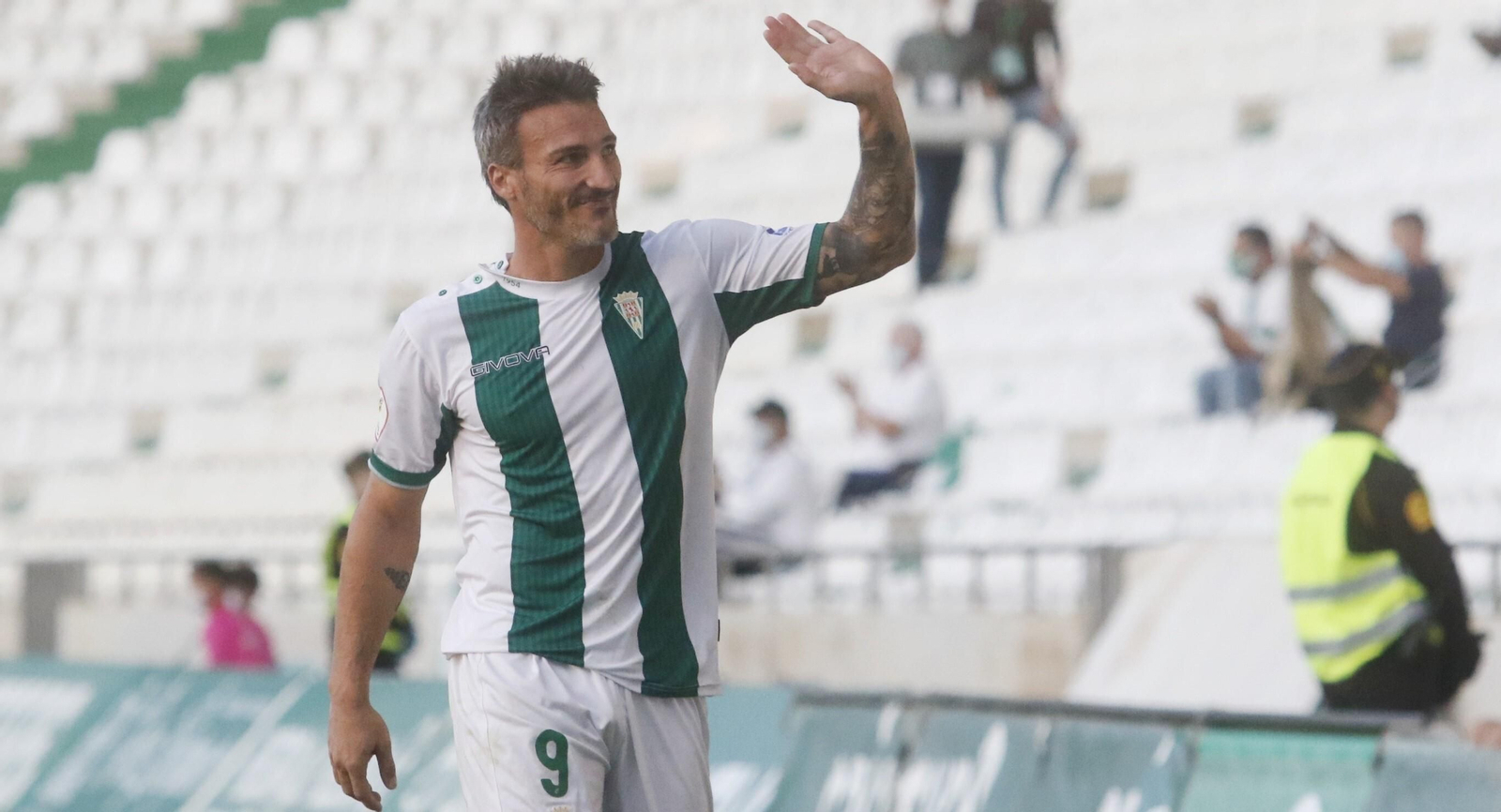 Piovaccari saluda a la afición blanquiverde tras ser sustituido ante el Lorca Deportiva. Piovaccari saluda a la afición blanquiverde tras ser sustituido ante el Lorca Deportiva.
