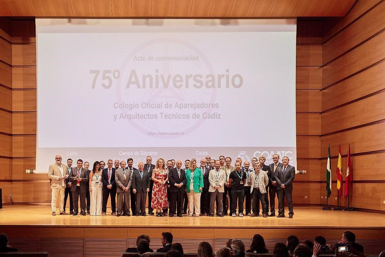 El grupo de colegiados, en el Palacio de Congresos, tras recibir la insignia de los 50 y 25 años de profesión, durante la celebración de los 75 años del colegio.