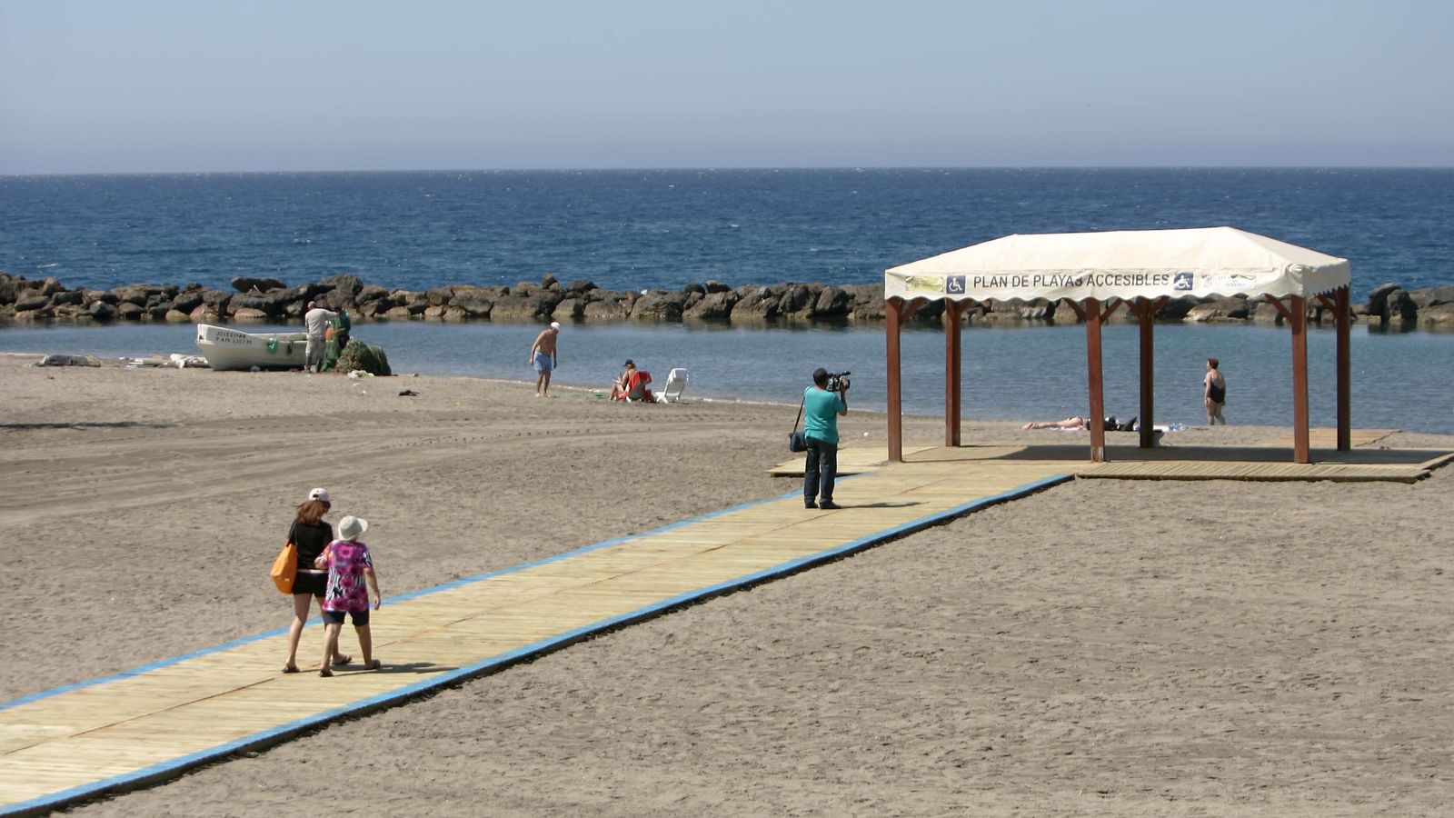 Zonas accesibles para personas con movilidad reducida y pasarelas