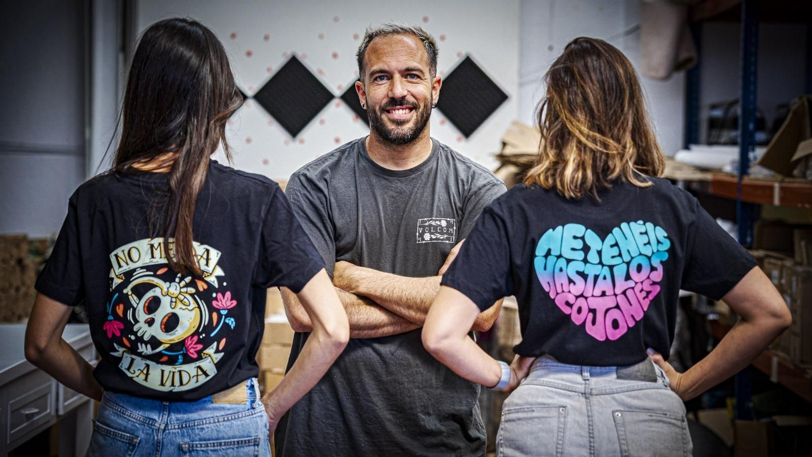 Villalba, ecoltado por dos de sompañeras, que visten algunas de las camisetas más vendidas de la marca.