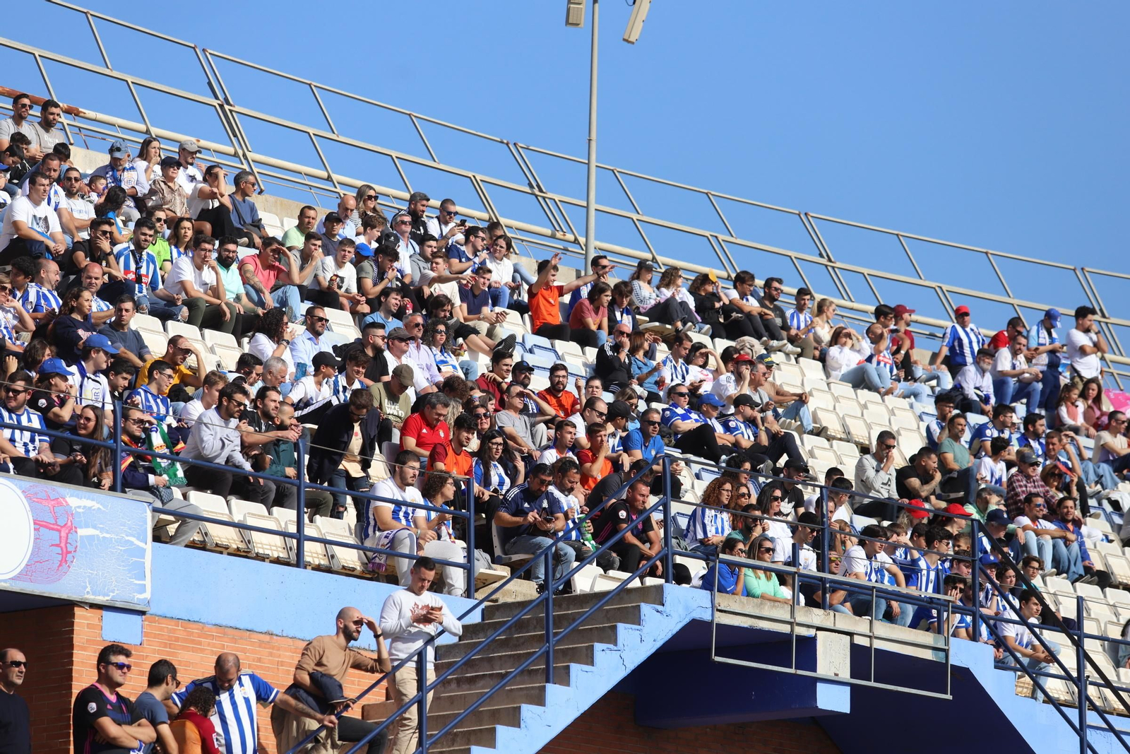 Imágenes del gran ambiente en el Nuevo Colombino para ver el  Recre-Burgos