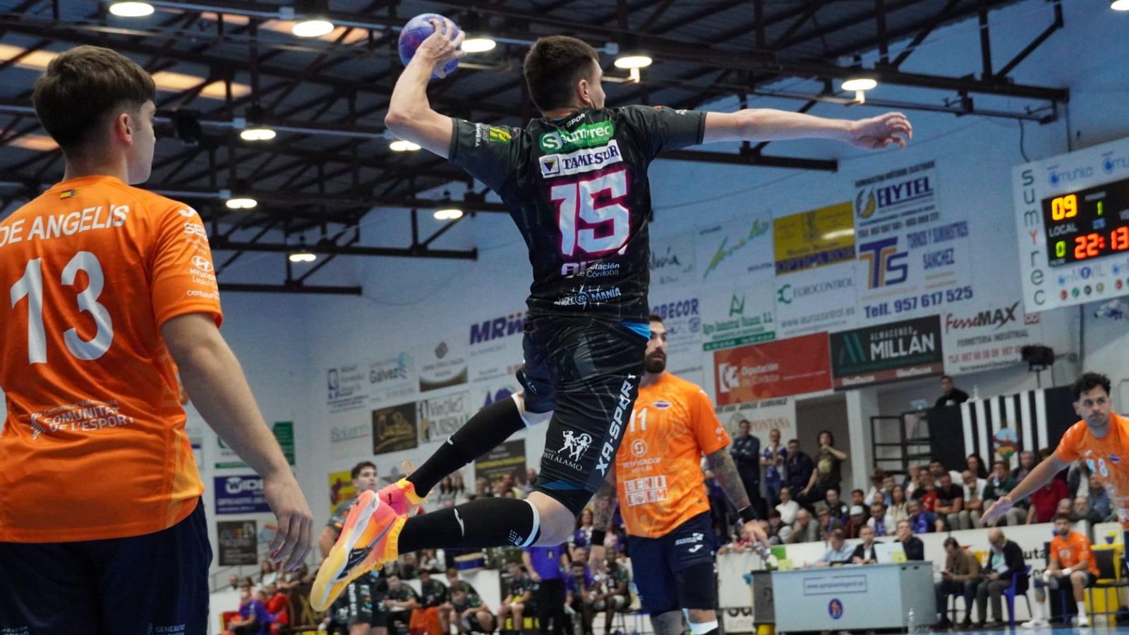 Aizen finaliza un contragolpe del Ángel Ximénez en el partido ante el Benidorm. Aizen finaliza un contragolpe del Ángel Ximénez en el partido ante el Benidorm.