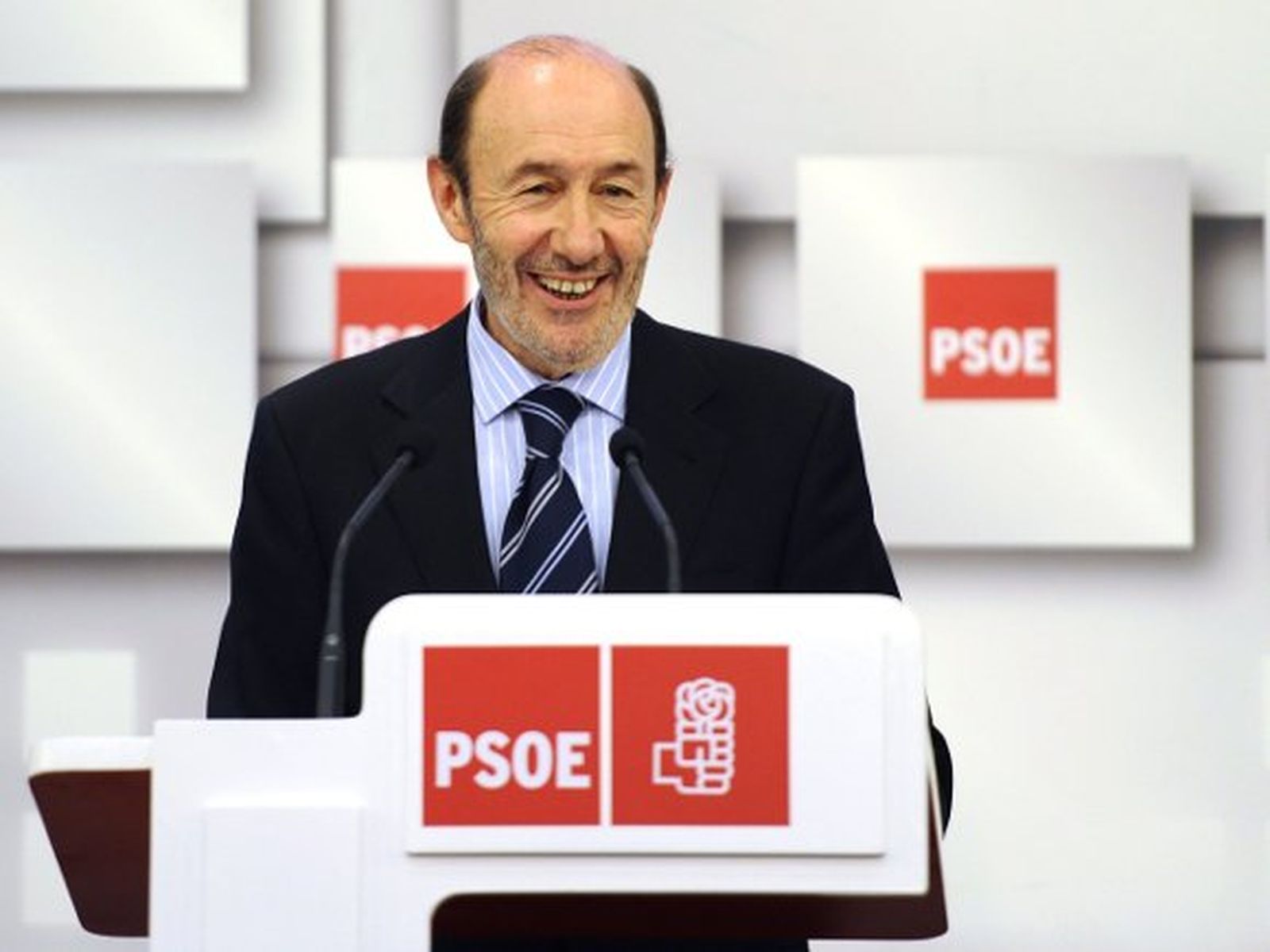 El PSOE proclama candidato a Rubalcaba a través de Twitter