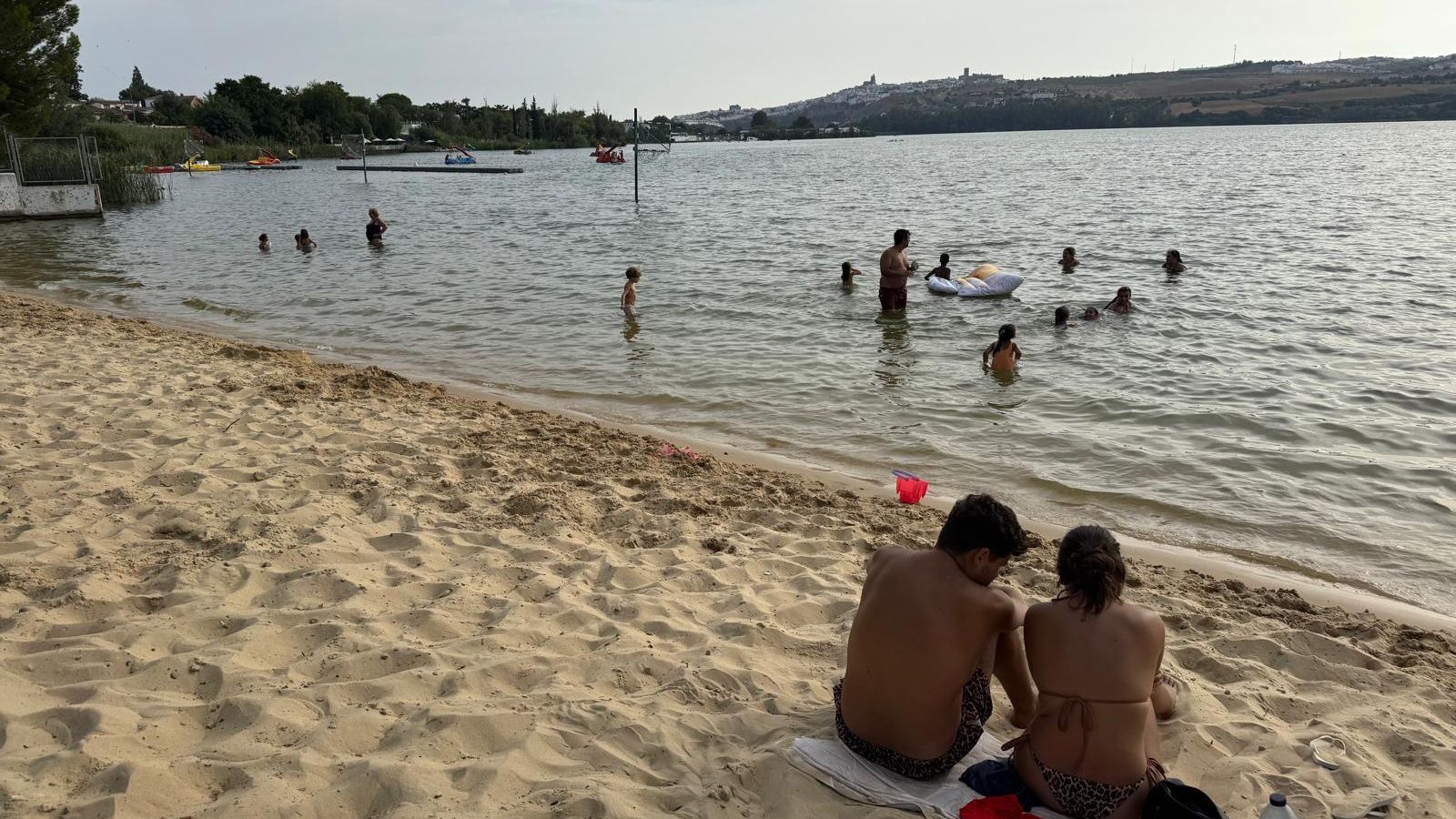 Usuarios disfrutando de la playita de Arcos.