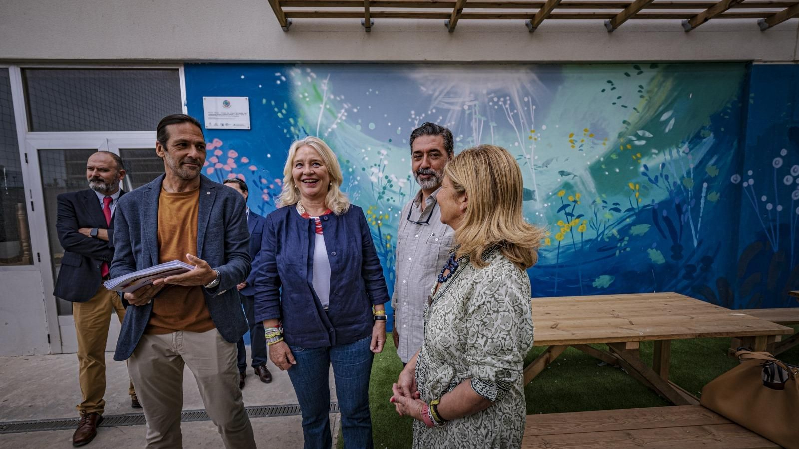 El director del instituto, José Manuel Enríquez, primero por la izquierda, junto a las autoridades que realizaron la visita. El director del instituto, José Manuel Enríquez, primero por la izquierda, junto a las autoridades que realizaron la visita.