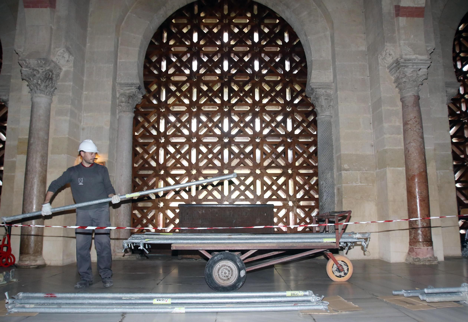 Un operario realiza trabajos en el interior de la Mezquita-Catedral junto  a la celosía.