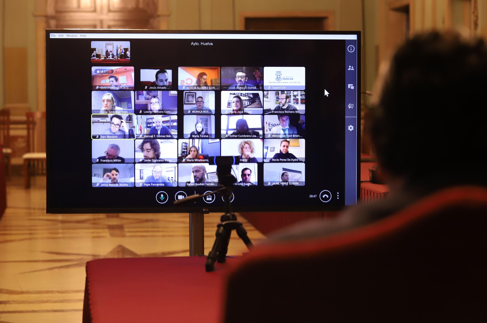 Imágenes del pleno del Ayuntamiento de Huelva celebrado de manera virtual