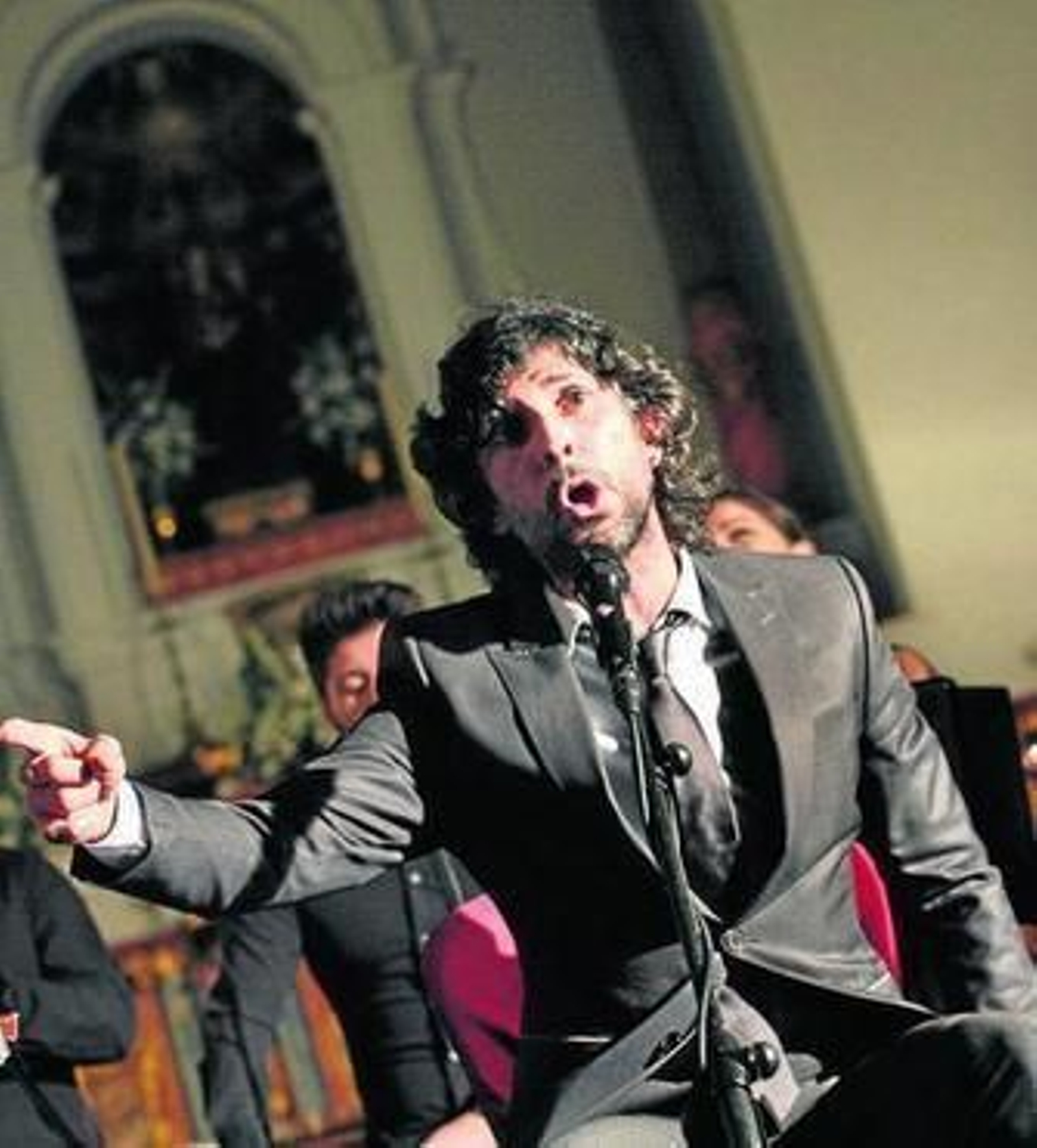 El artista Arcángel durante una actuación.