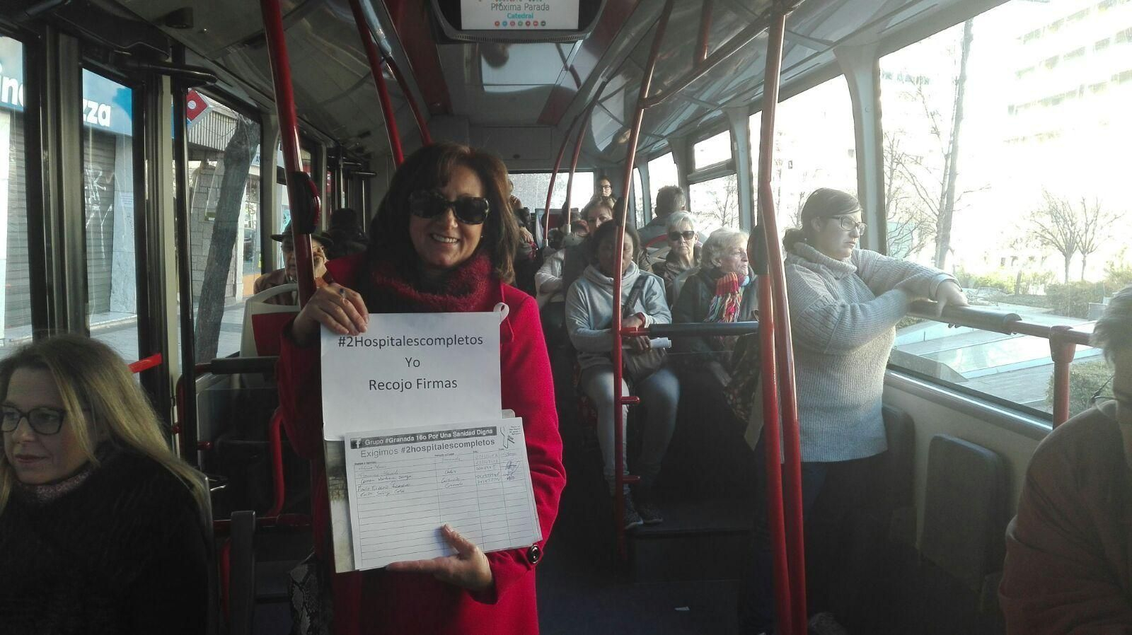 Hace unos días se inició la recogida de firmas, que ha llegado incluso a los autobuses urbanos, como muestra esta imagen.