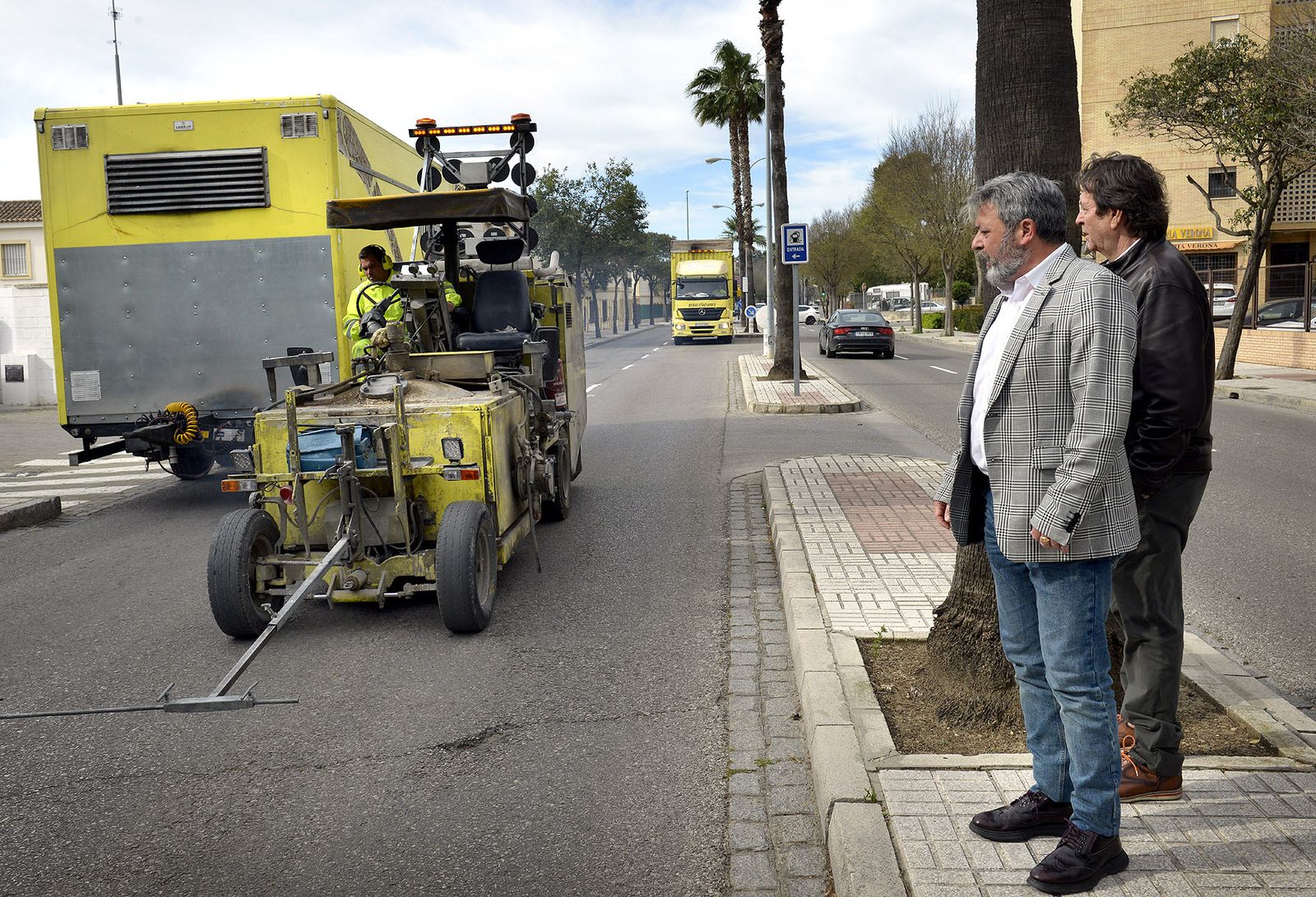 Rubén Pérez, visitando los trabajos de repintado en Duque de Abrantes.
