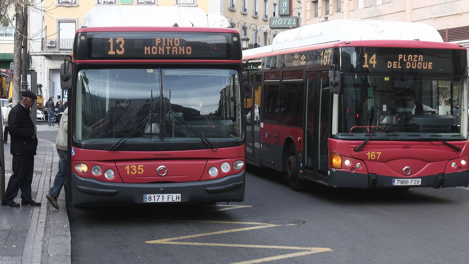 Autobuses de Tussam en la parada de la Plaza del Duque.