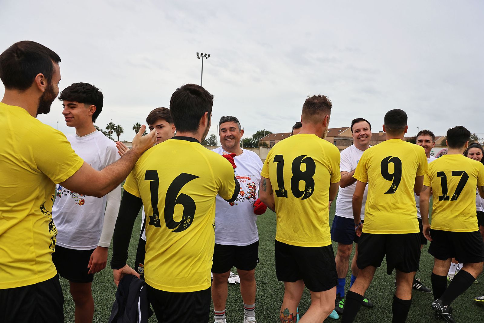 Periodistas y políticos disputan su tradicional partido navideño de fútbol