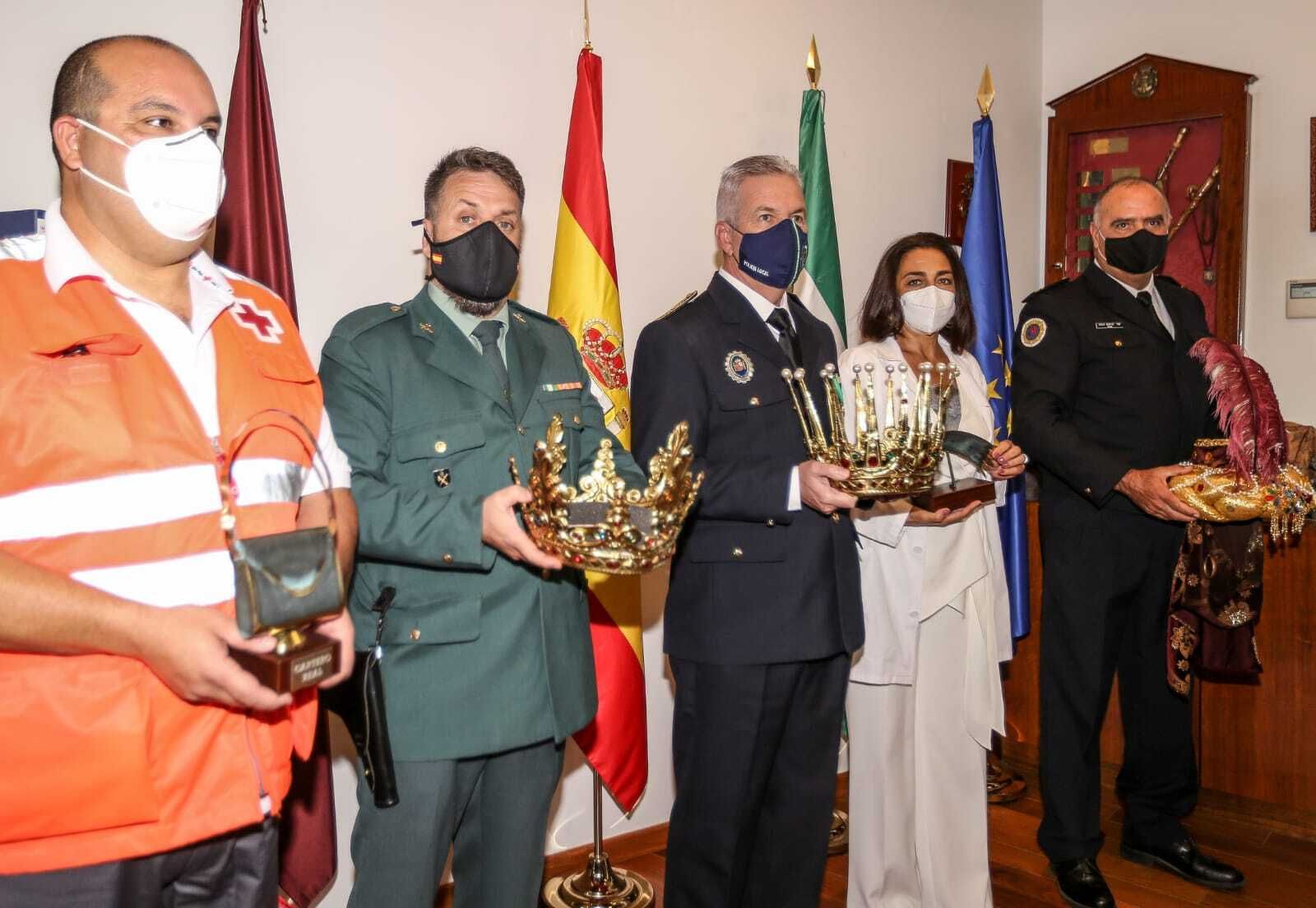 Las personas designadas para encarnar a sus Majestades con el Cartero Real y la Estrella de Oriente.