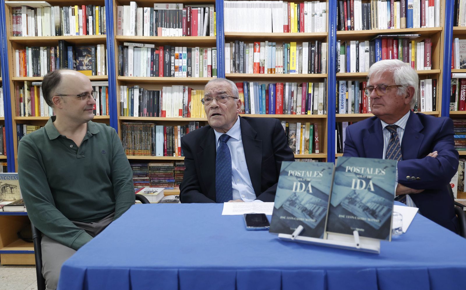 José León-Castro, en la librería La Botica, entre Manuel Baraja, editor, y Manuel Rancaño.