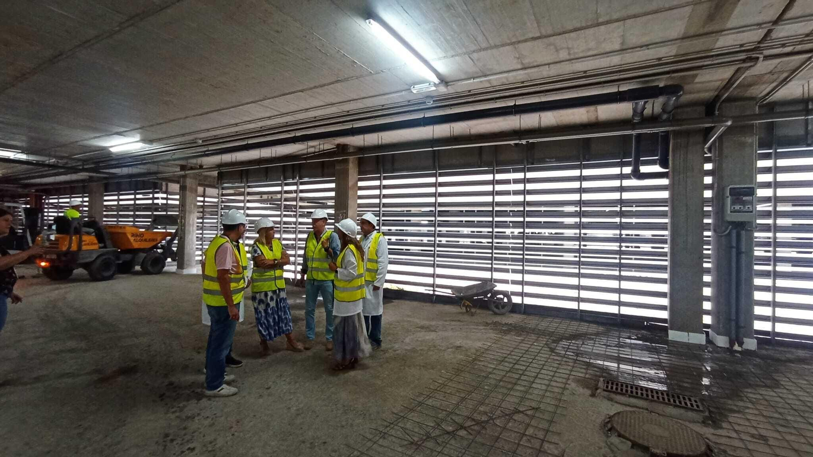 La visita a las obras del parking del hospital de La Línea.