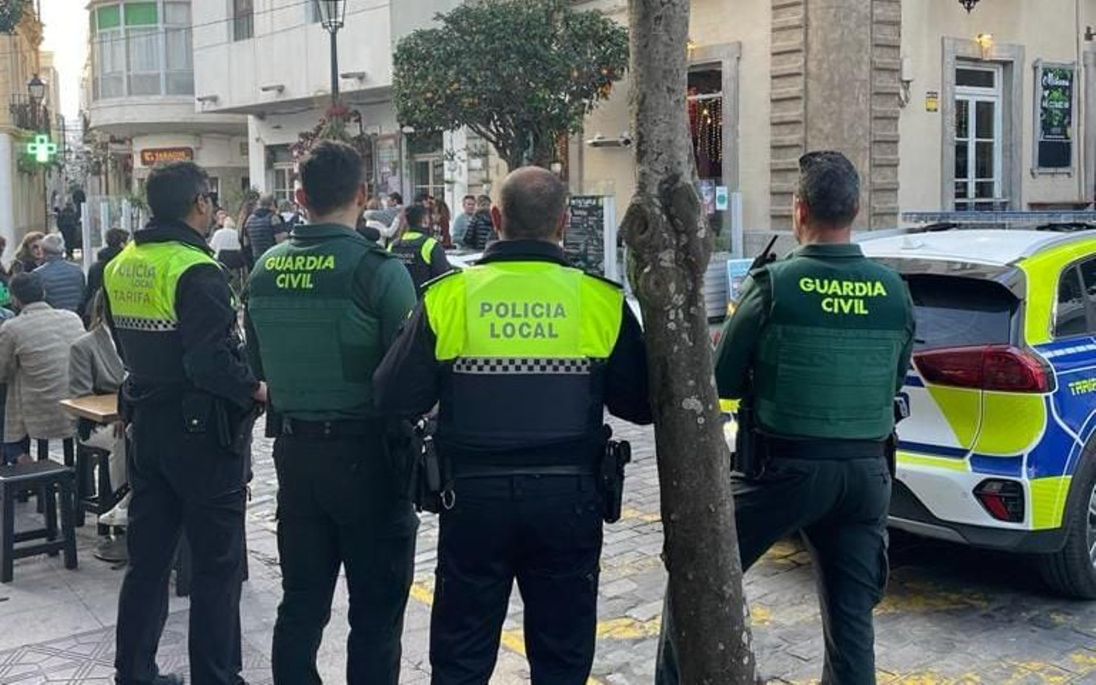 Agentes de la Policía Local de Tarifa y de la Guardia Civil. Agentes de la Policía Local de Tarifa y de la Guardia Civil.