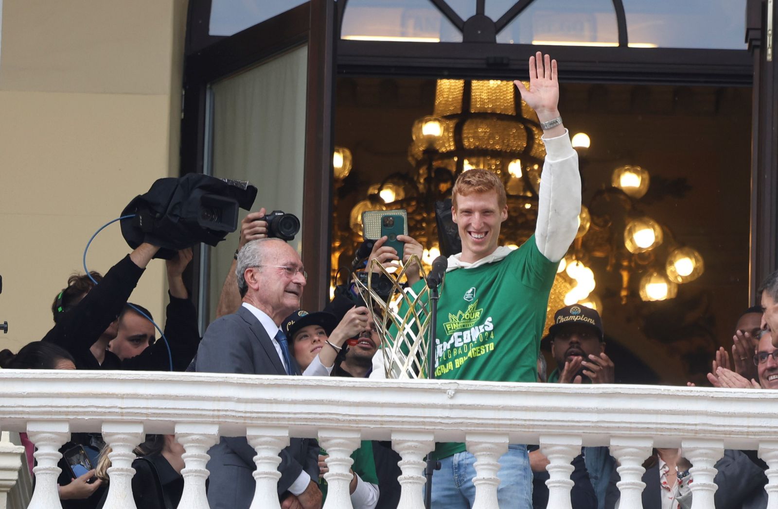 El Unicaja celebra en las calles de Málaga el título de la BCL