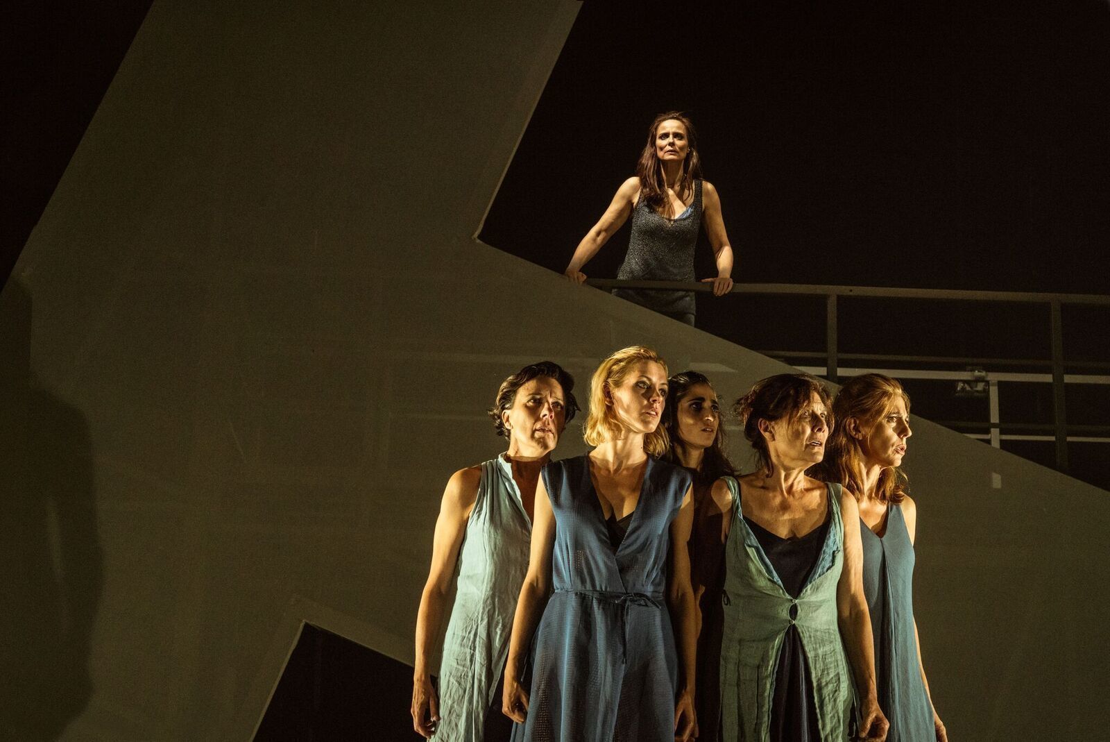 Reparto de la obra 'Troyanas' en una de las escenas del montaje.