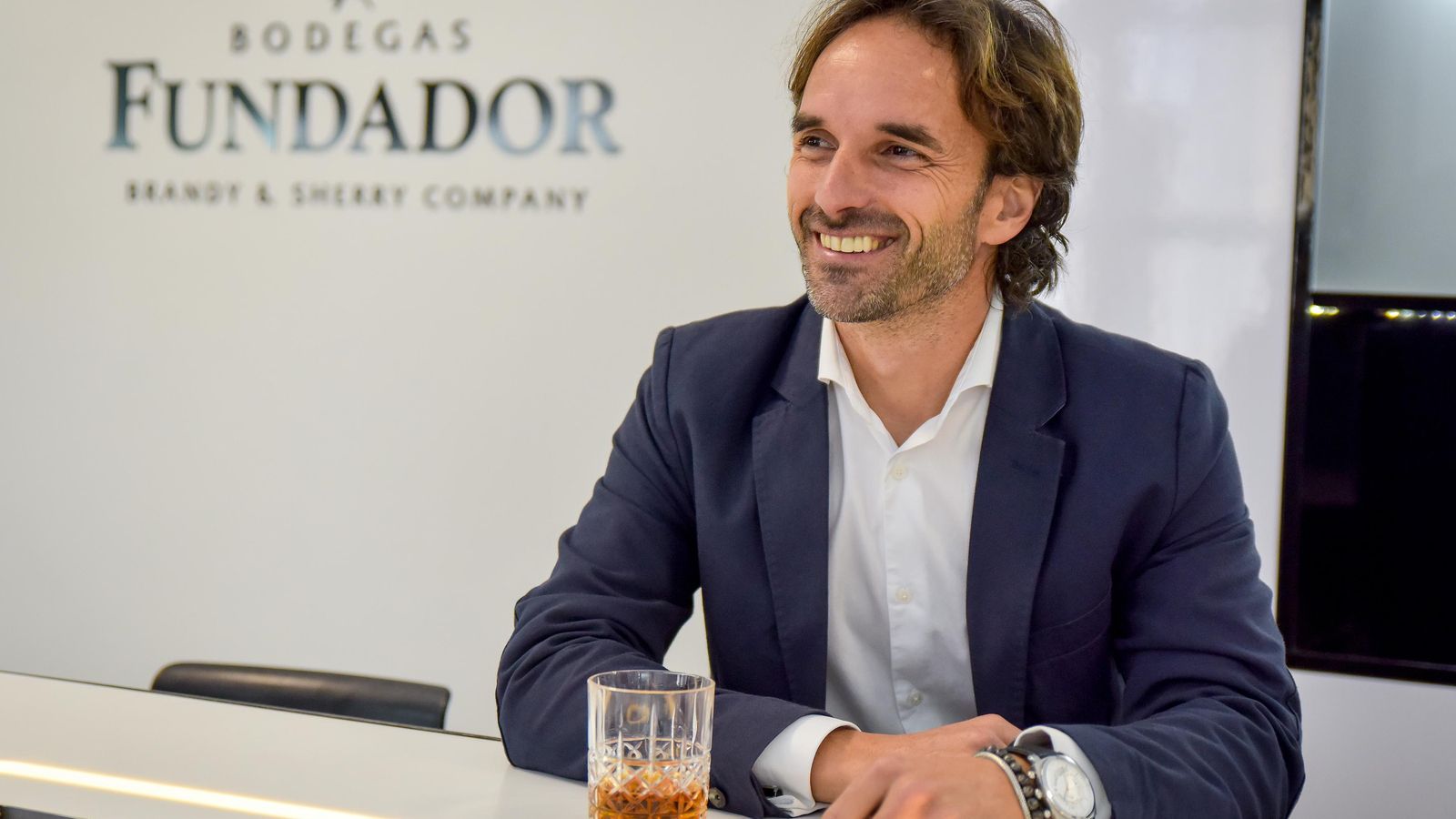 Antonio Florido posa sonriente en las instalaciones de Bodegas Fundador.