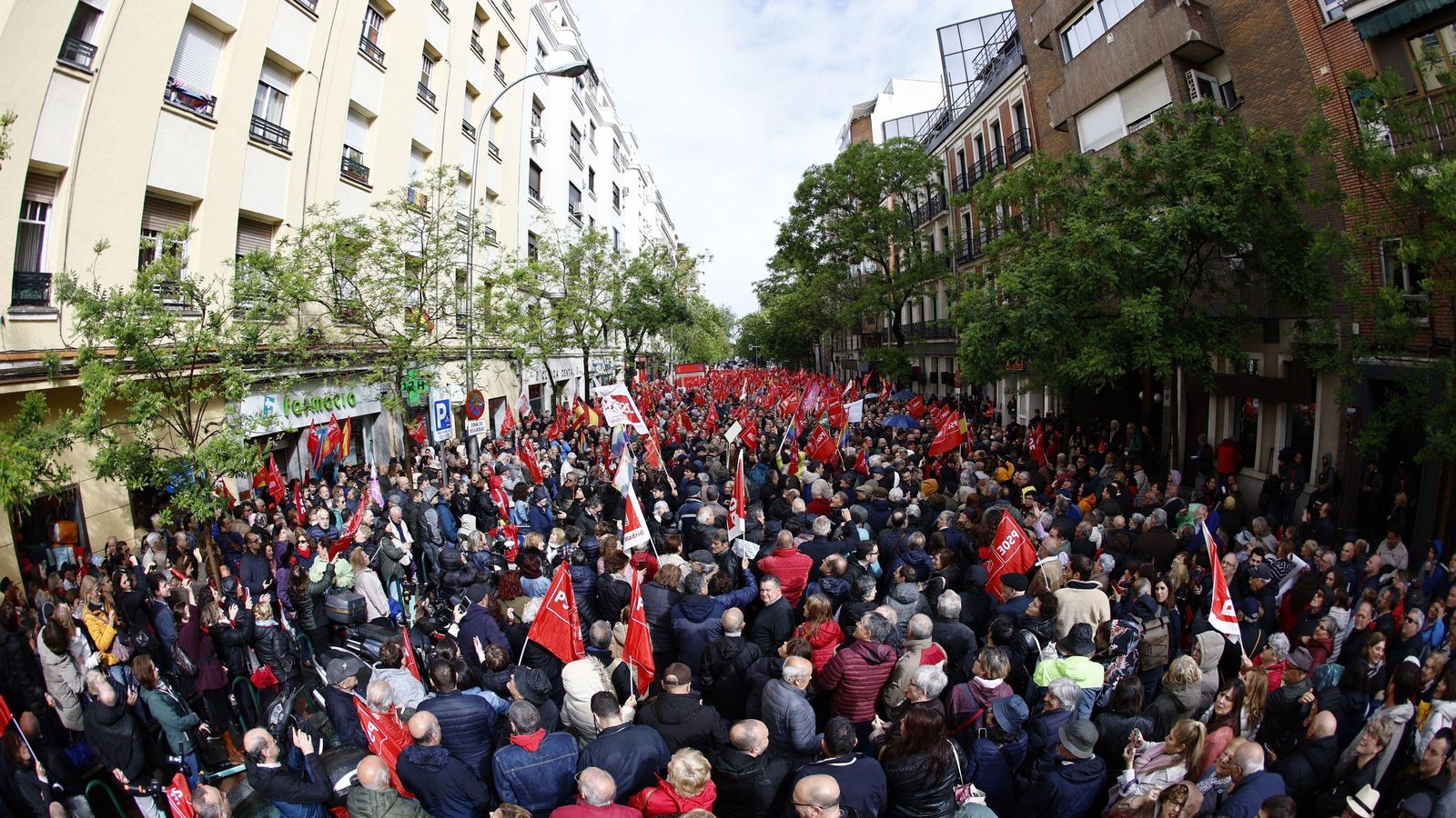 La militancia socialista apoya en la calle a Pedro Sánchez