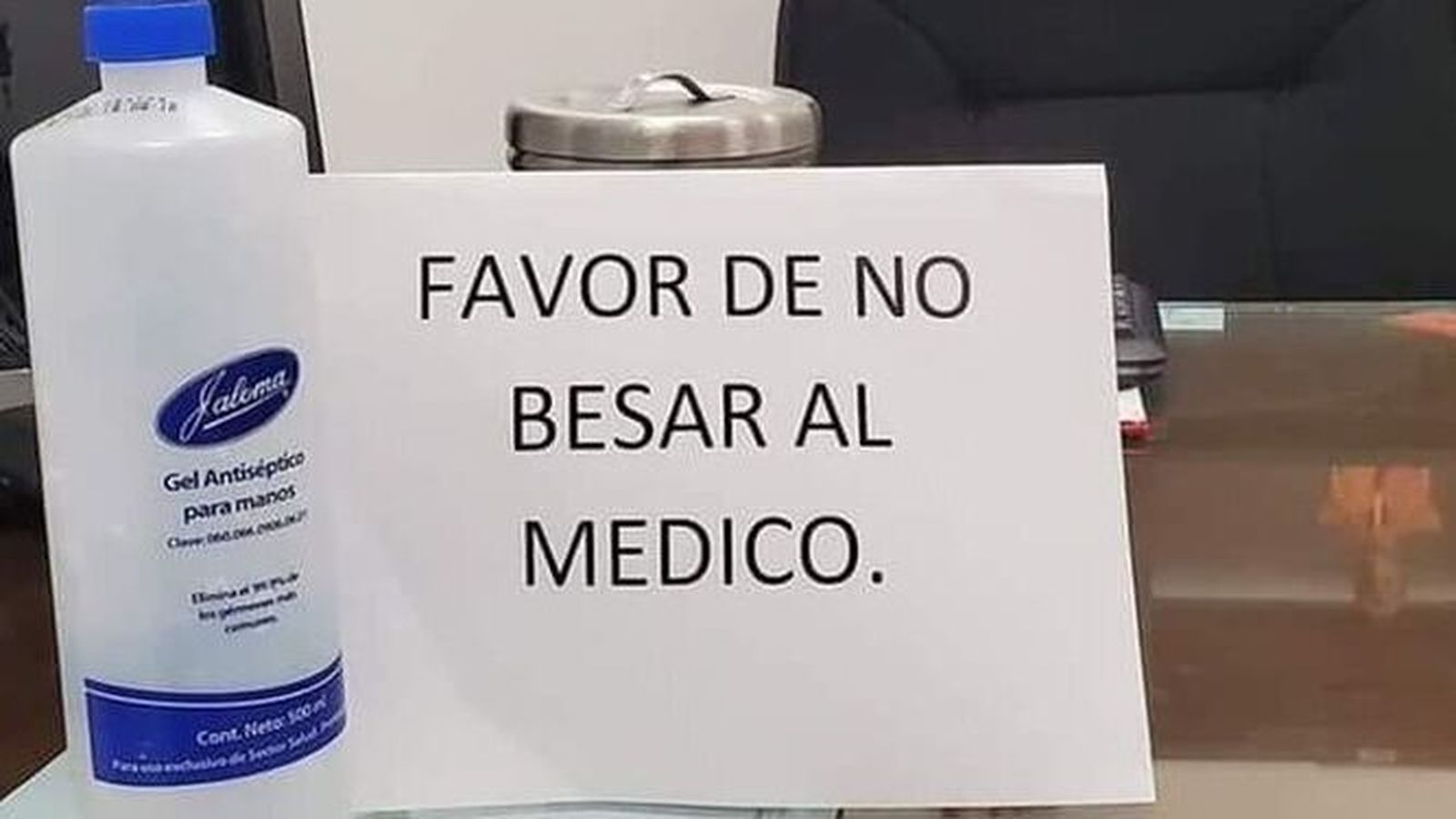 El curioso cartel en una consulta médica