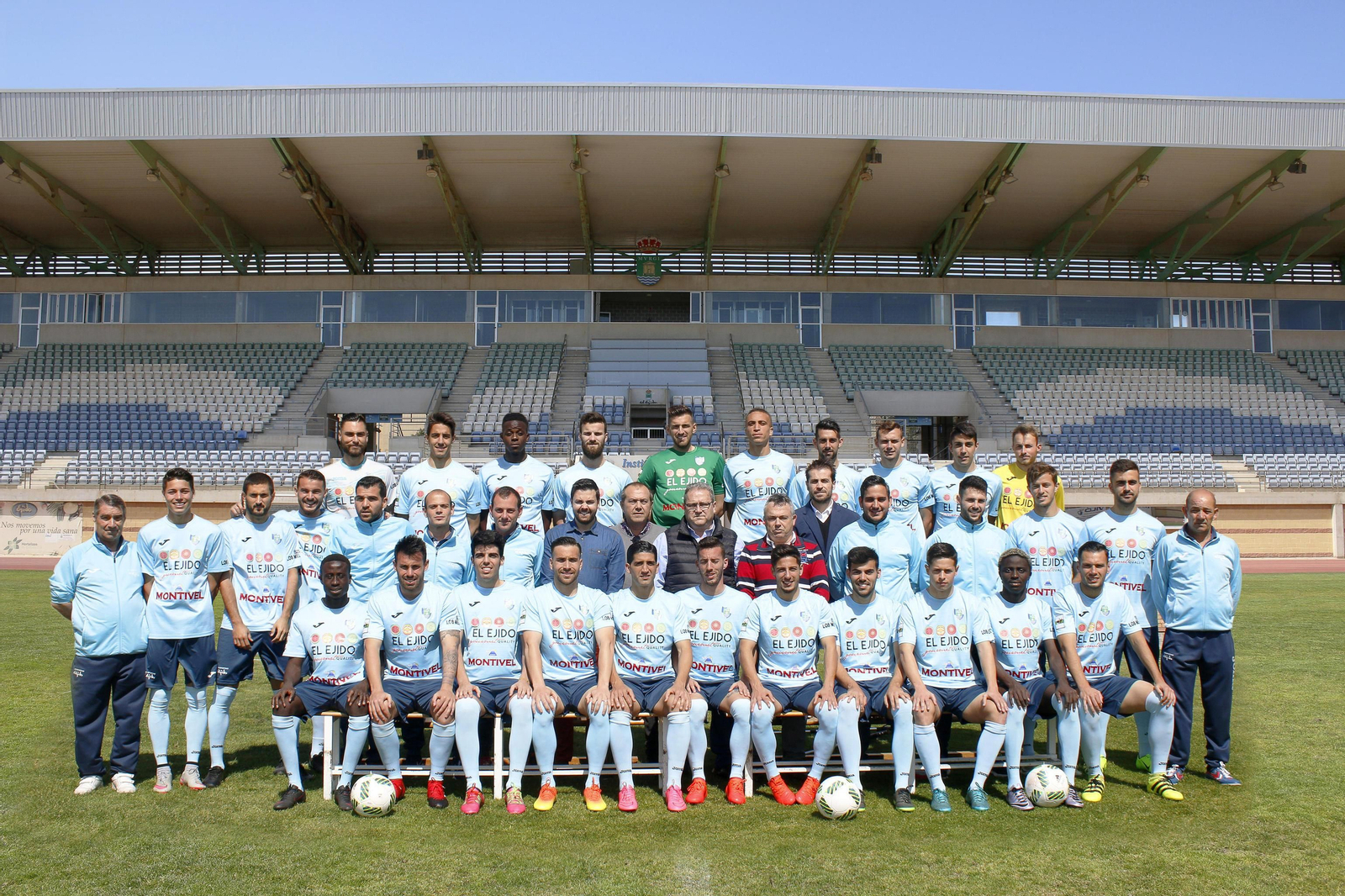 Foto oficial de la plantilla del CD El Ejido en la segunda vuelta de la competición del curso 2016-2017.