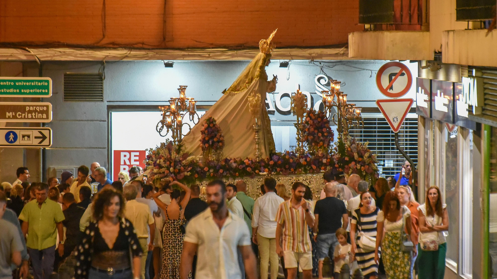 La Magna Mariana de Algeciras por la calle Convento, en imagenes