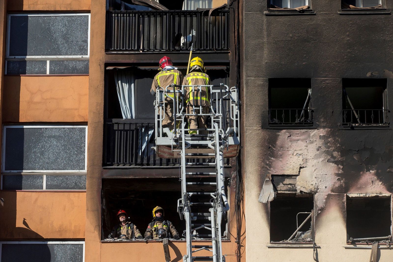 Los bomberos actúan en el edificio.