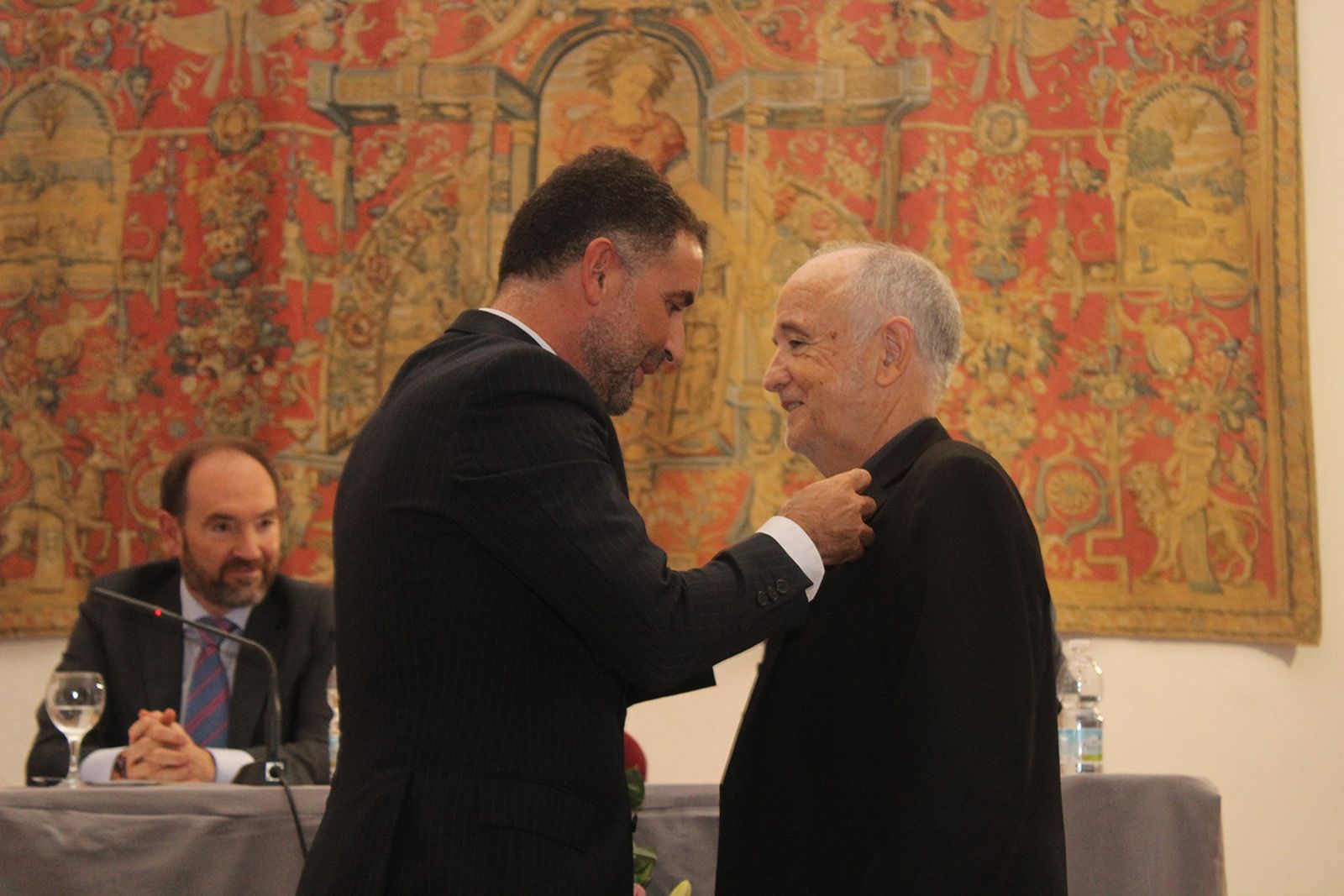 Gustavo Cuéllar impone el Perejil de Plata al estudioso juanramoniano Alfonso Alegre Heitzmann.