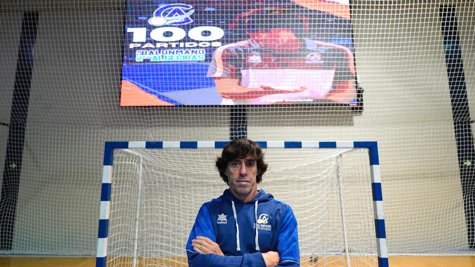 Iñaki Pérez, bajo el luminoso que señala su récord del próximo sábado