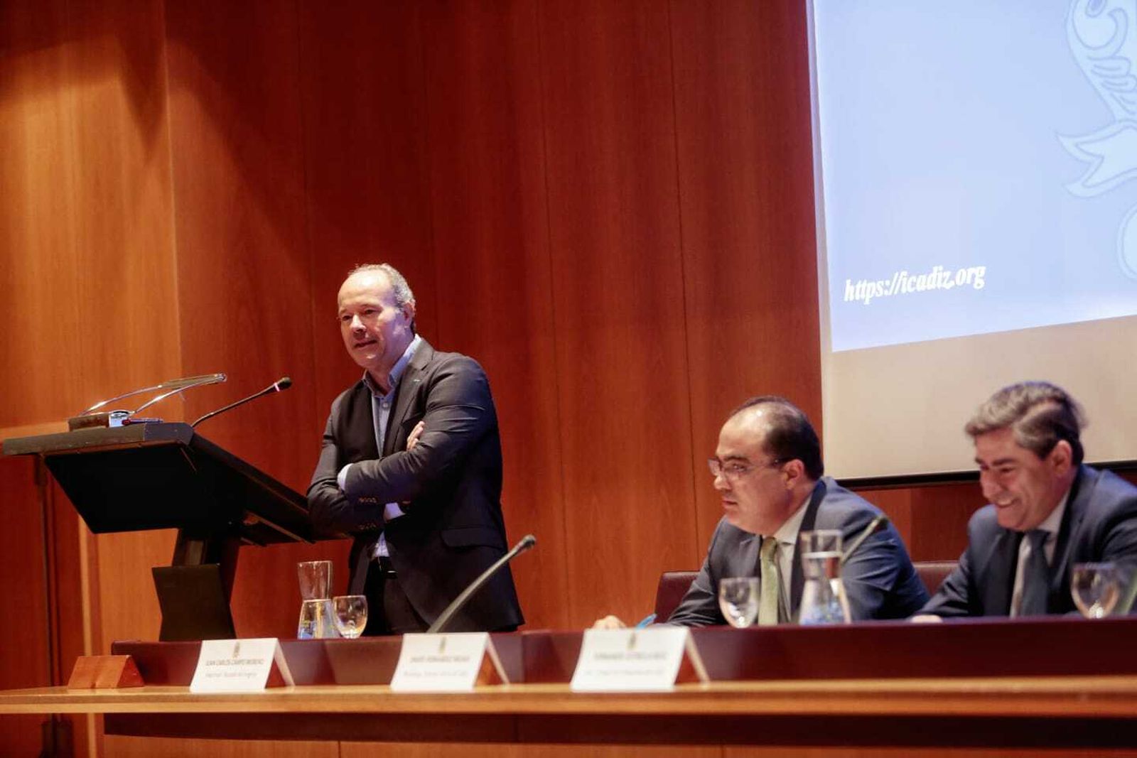 Juan Carlos Campo durante un momento de su intervención, junto a David Fernández.