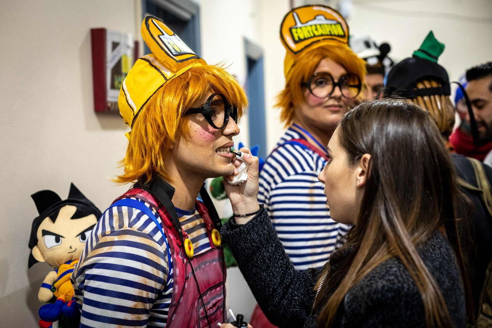 Ultimos preparativos de la chirigota 'La ultima y nos vamos' antes de actuar