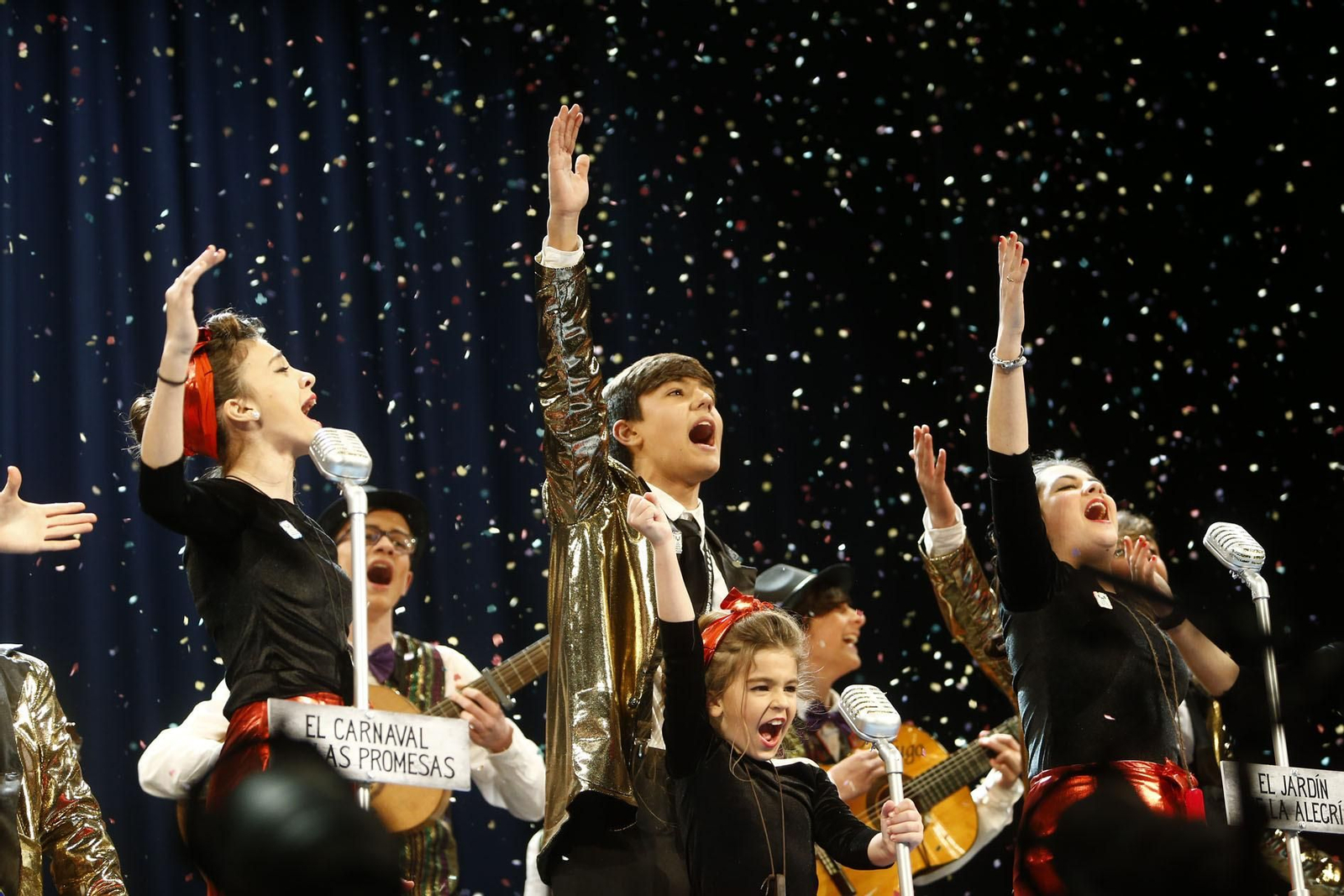 La comparsa infantil 'Canta', primer premio de 2018, actuando en la apertura de una de las semifinales de adultos.