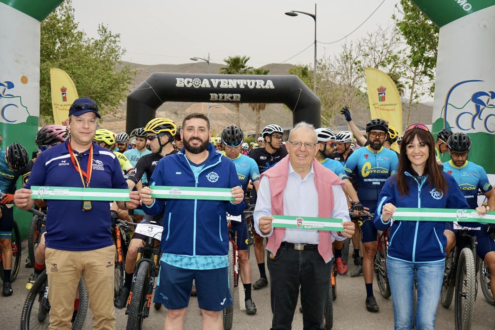 El alcalde de Vícar, en el tradicional corte de la cinta de salida