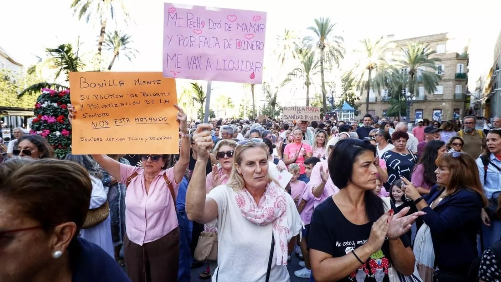 Imagen de la plaza de San Juan de Dios de Cádiz durante la manifestación contra los errores en los cribados de cáncer de mama.