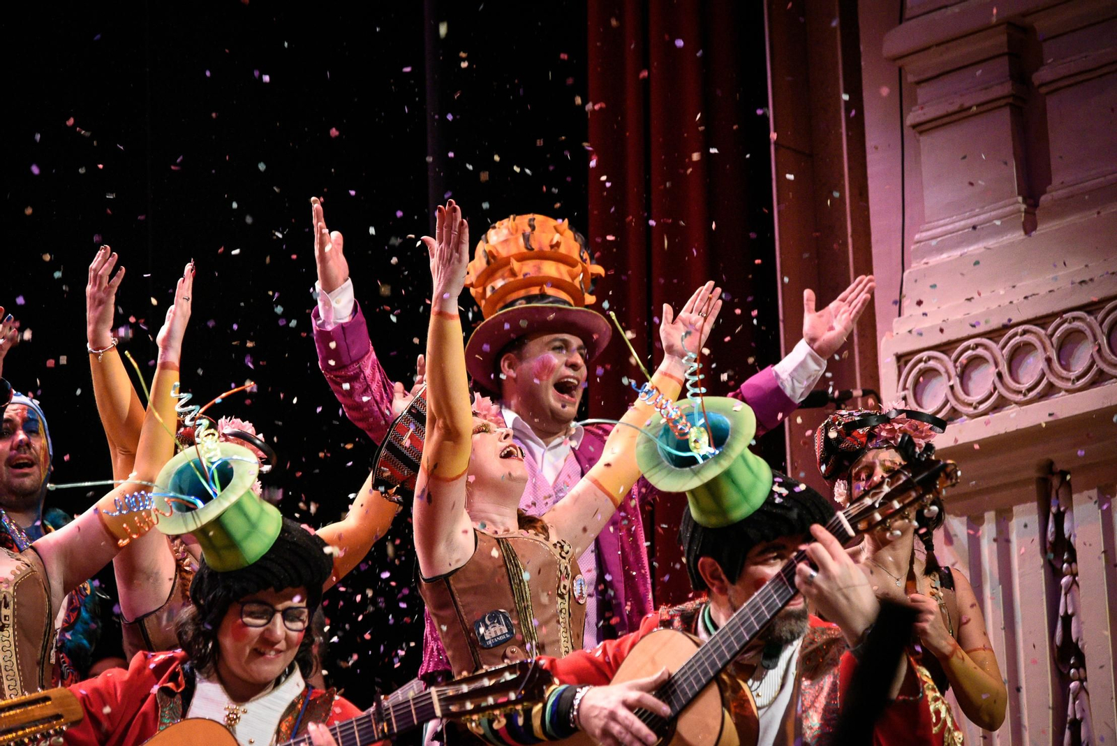 Imágenes del coro Así soy yo (Final del Carnaval Colombino de Huelva)