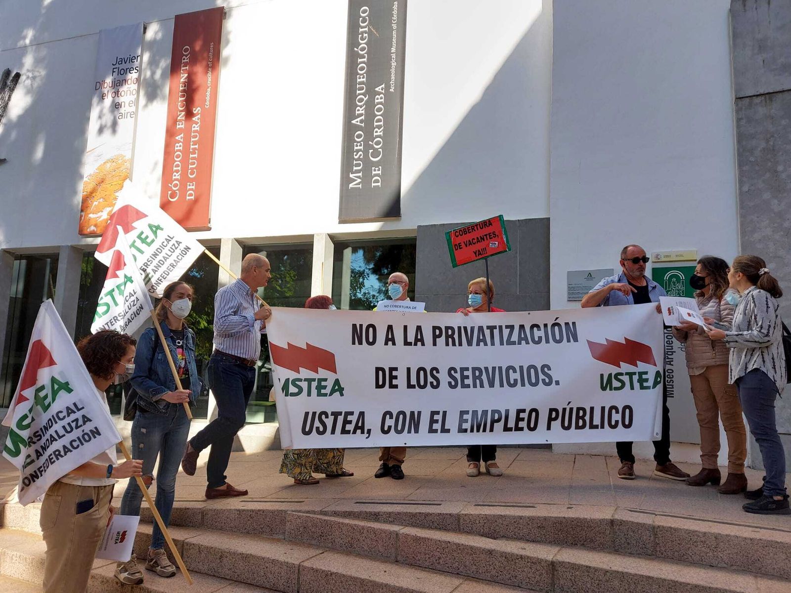 Concentración a las puertas del Museo Arqueológico de Córdoba.