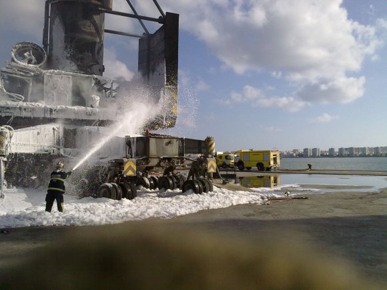 Espectaculares imágenes con la actuación de Bomberos en la Cabezuela, donde resultó herido un trabajador.

Foto: Fotos cedidas por Bomberos